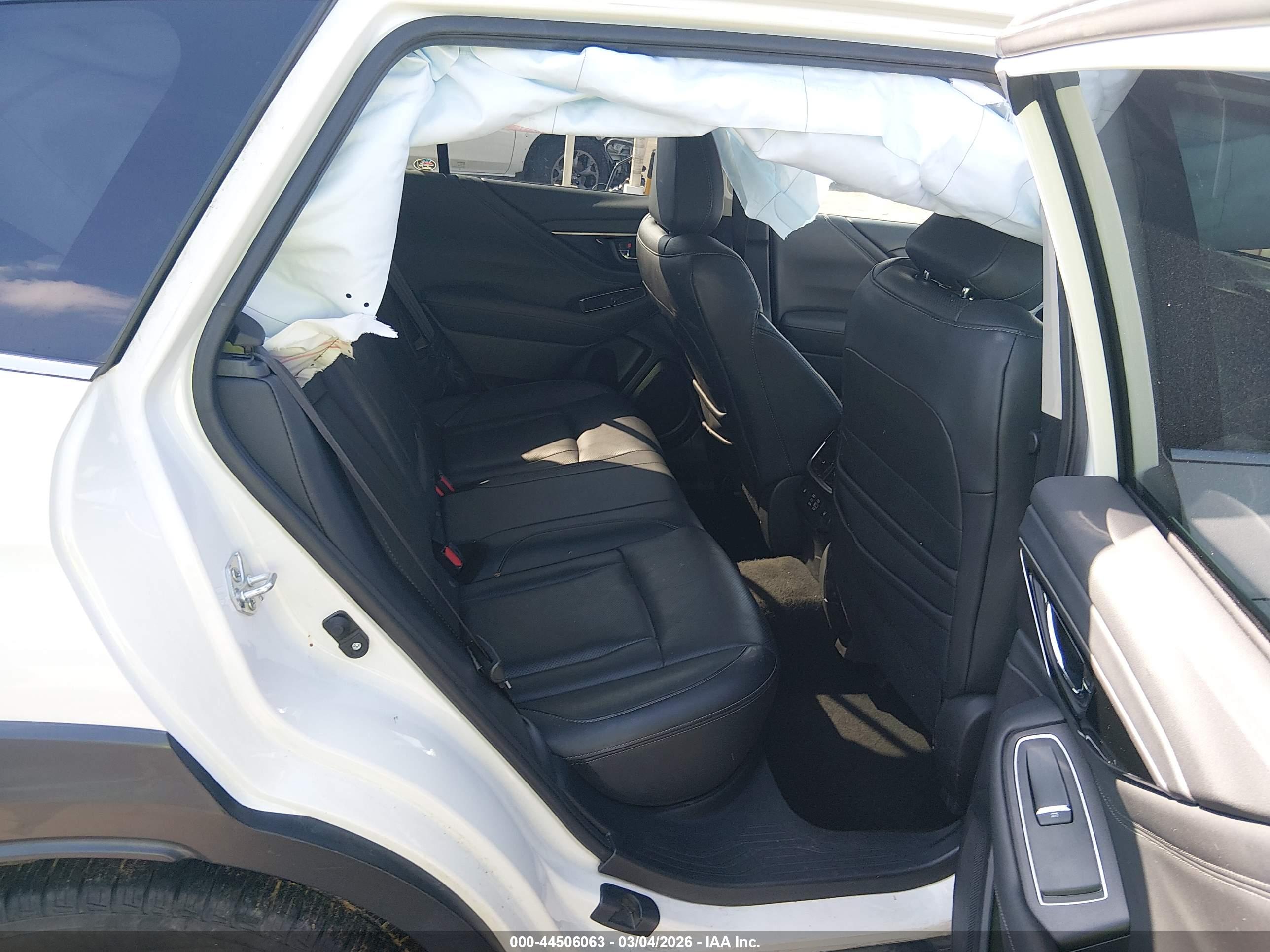 SUBARU OUTBACK image 8