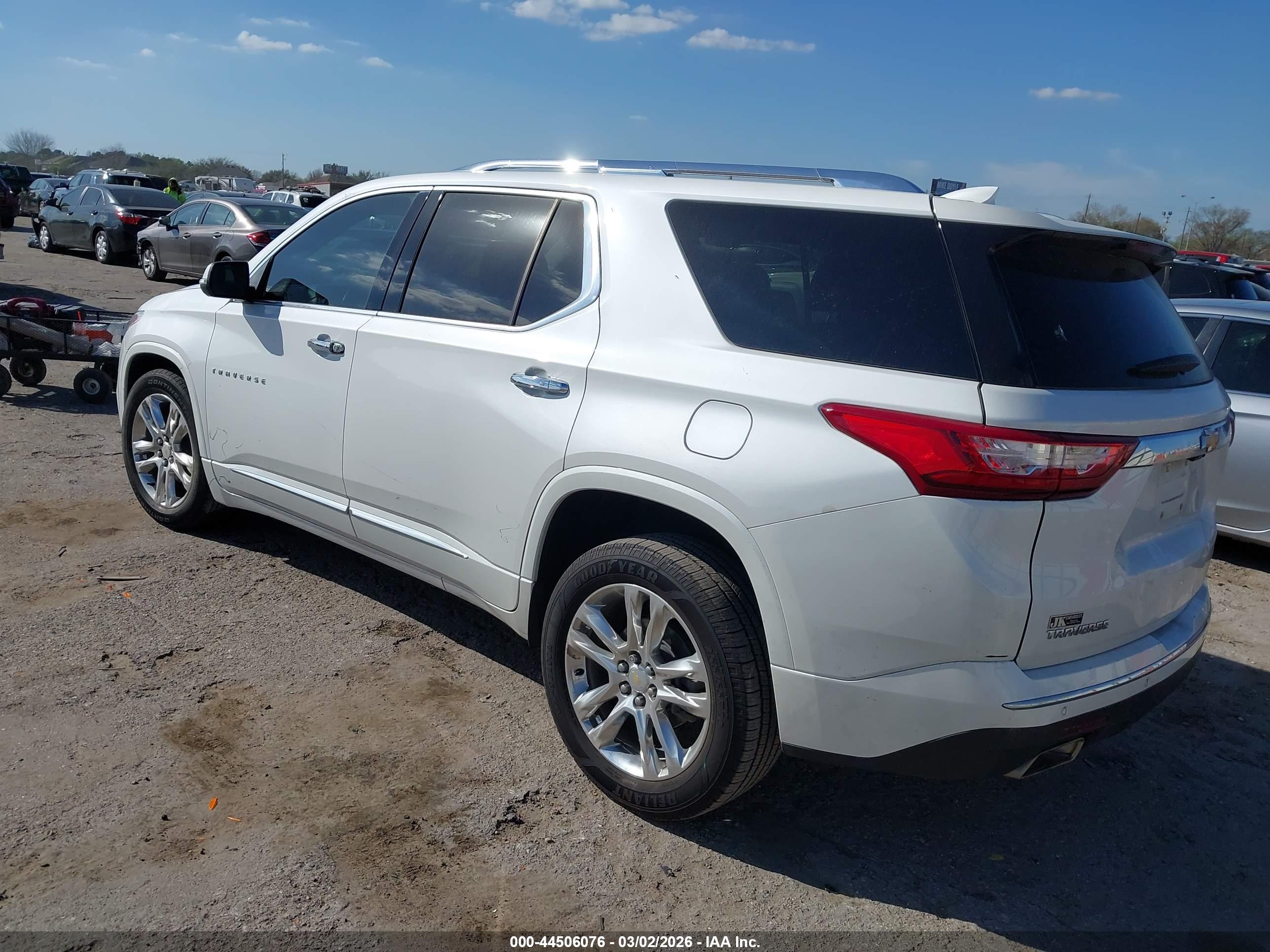 CHEVROLET TRAVERSE image 3