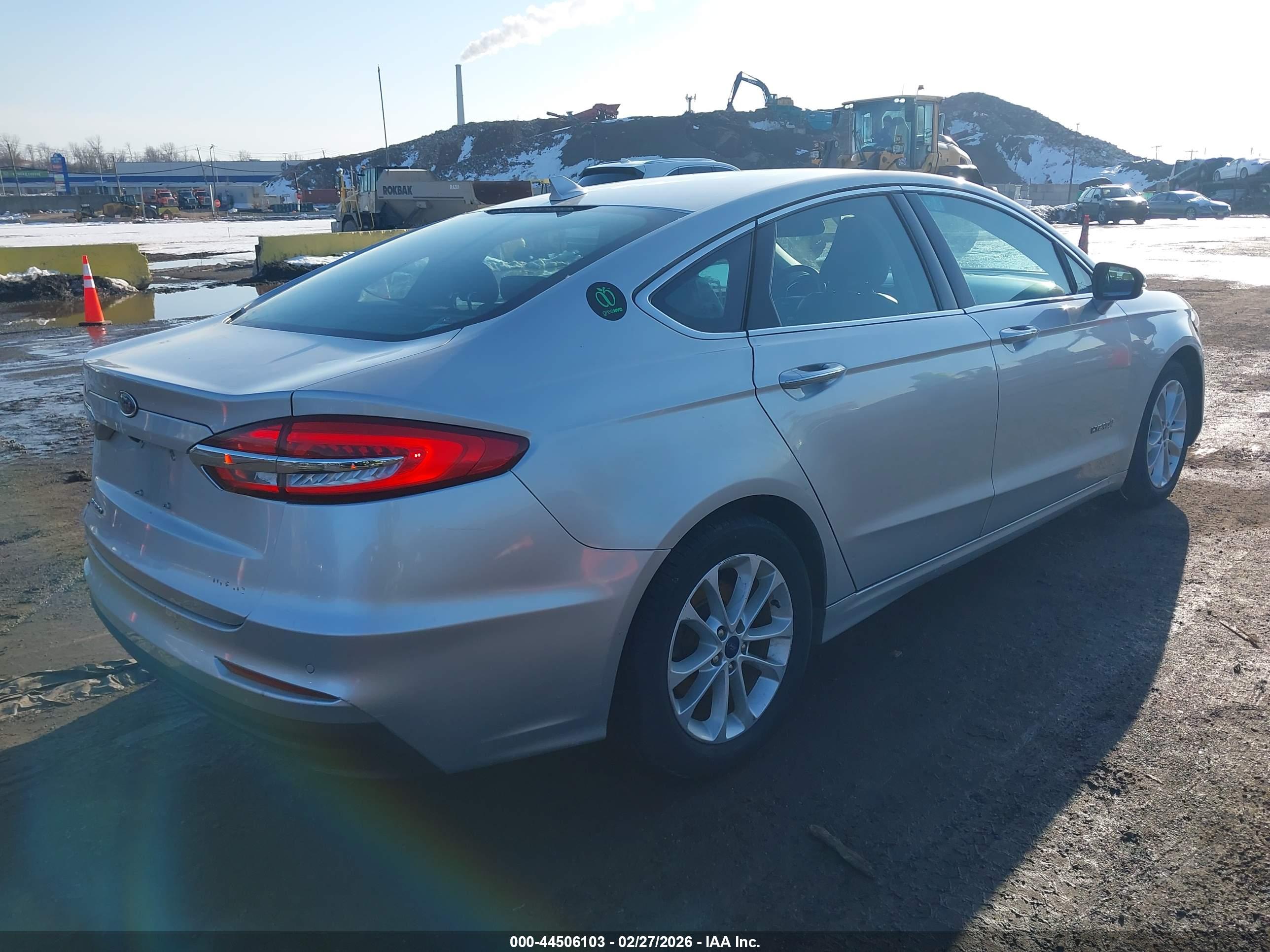 FORD FUSION image 4