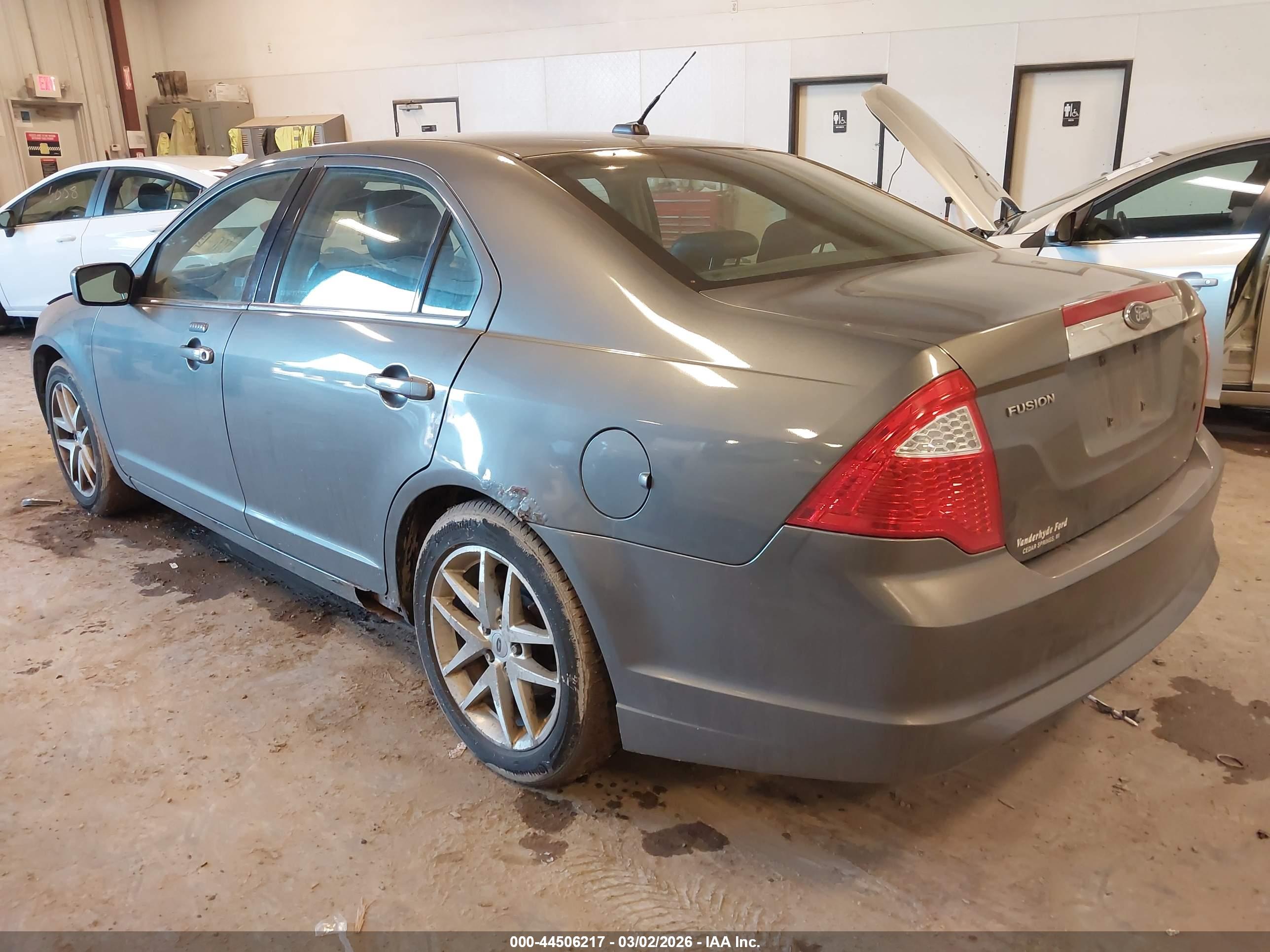 FORD FUSION image 3