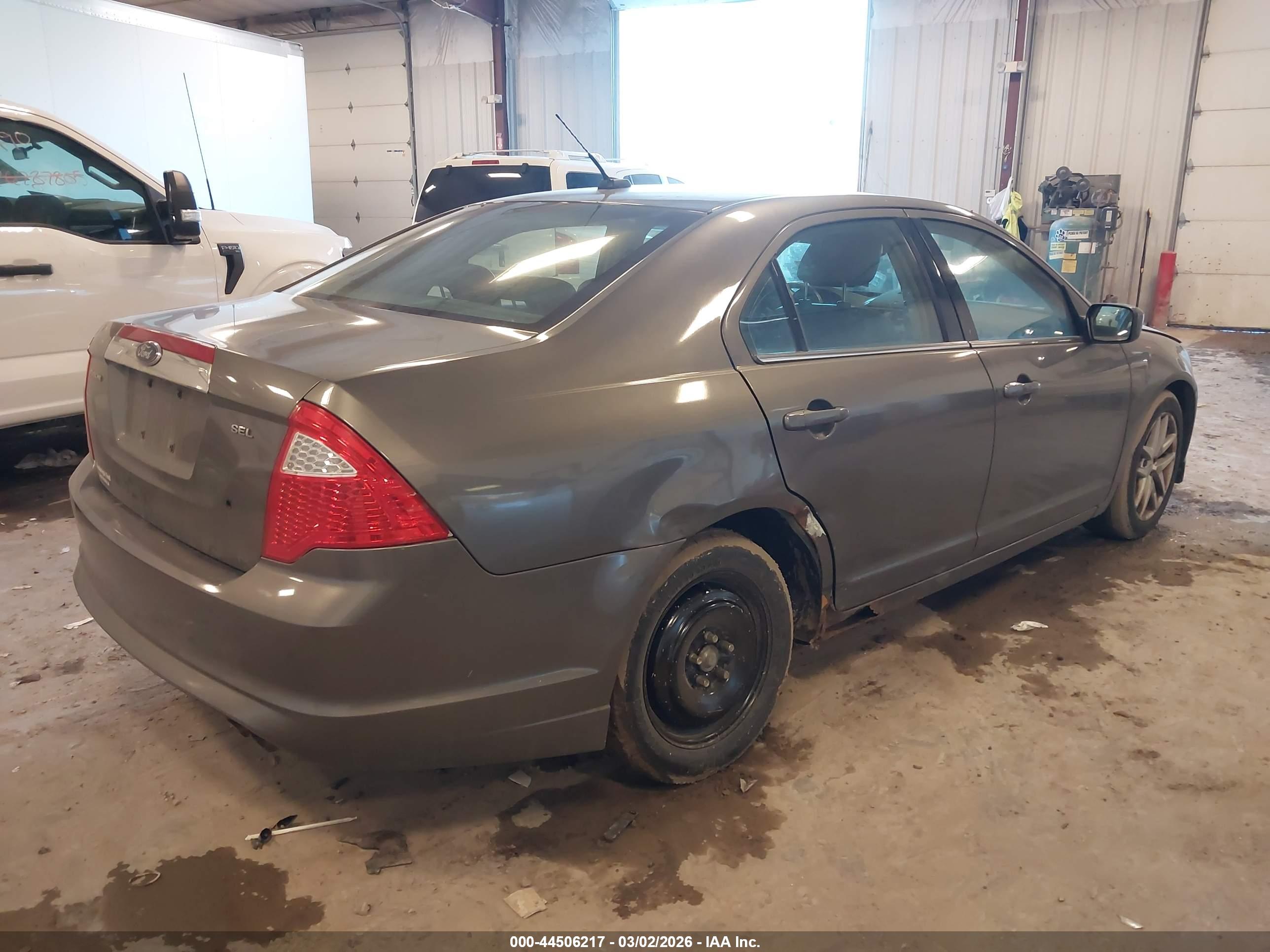 FORD FUSION image 4