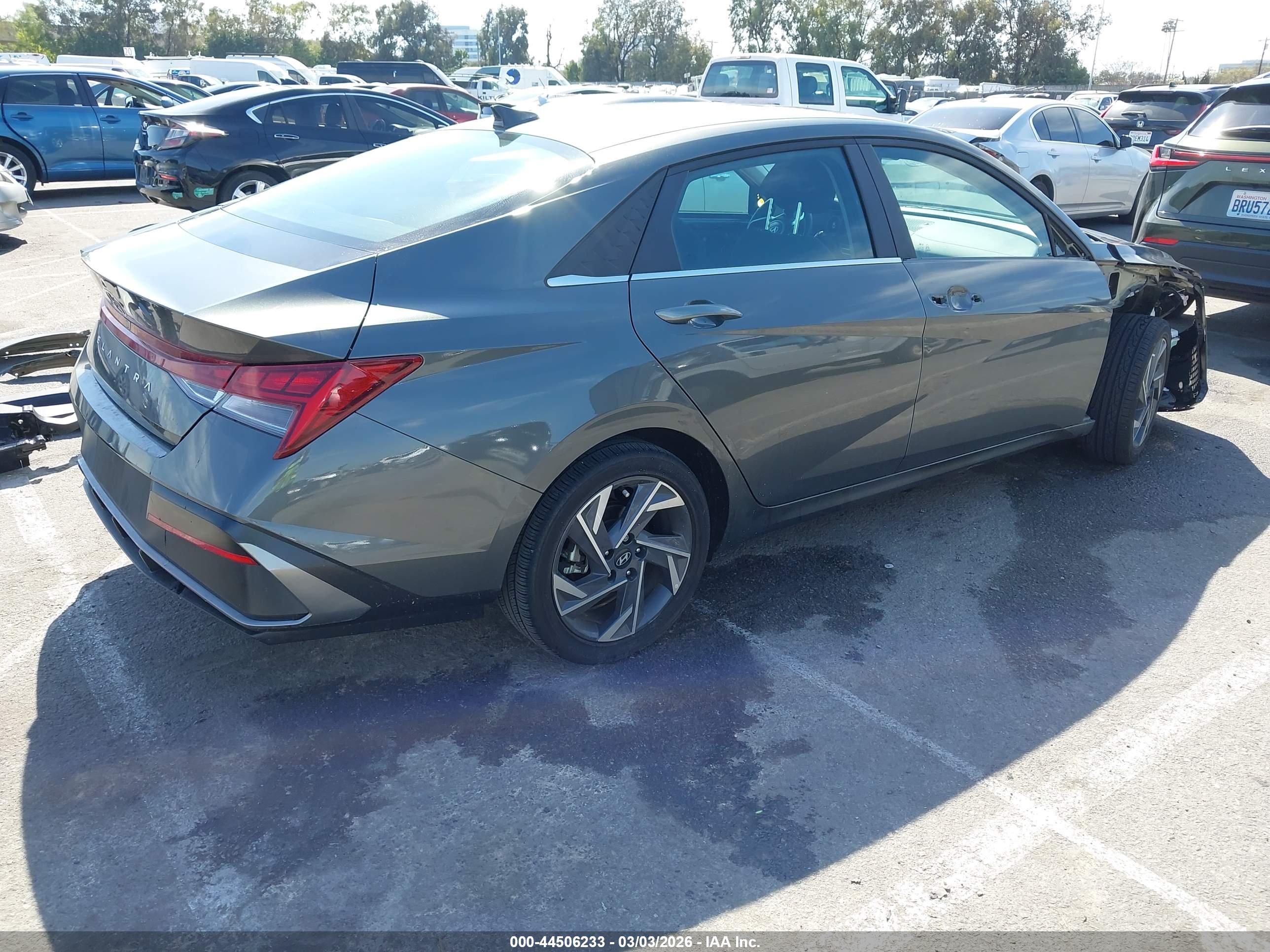 HYUNDAI ELANTRA image 4