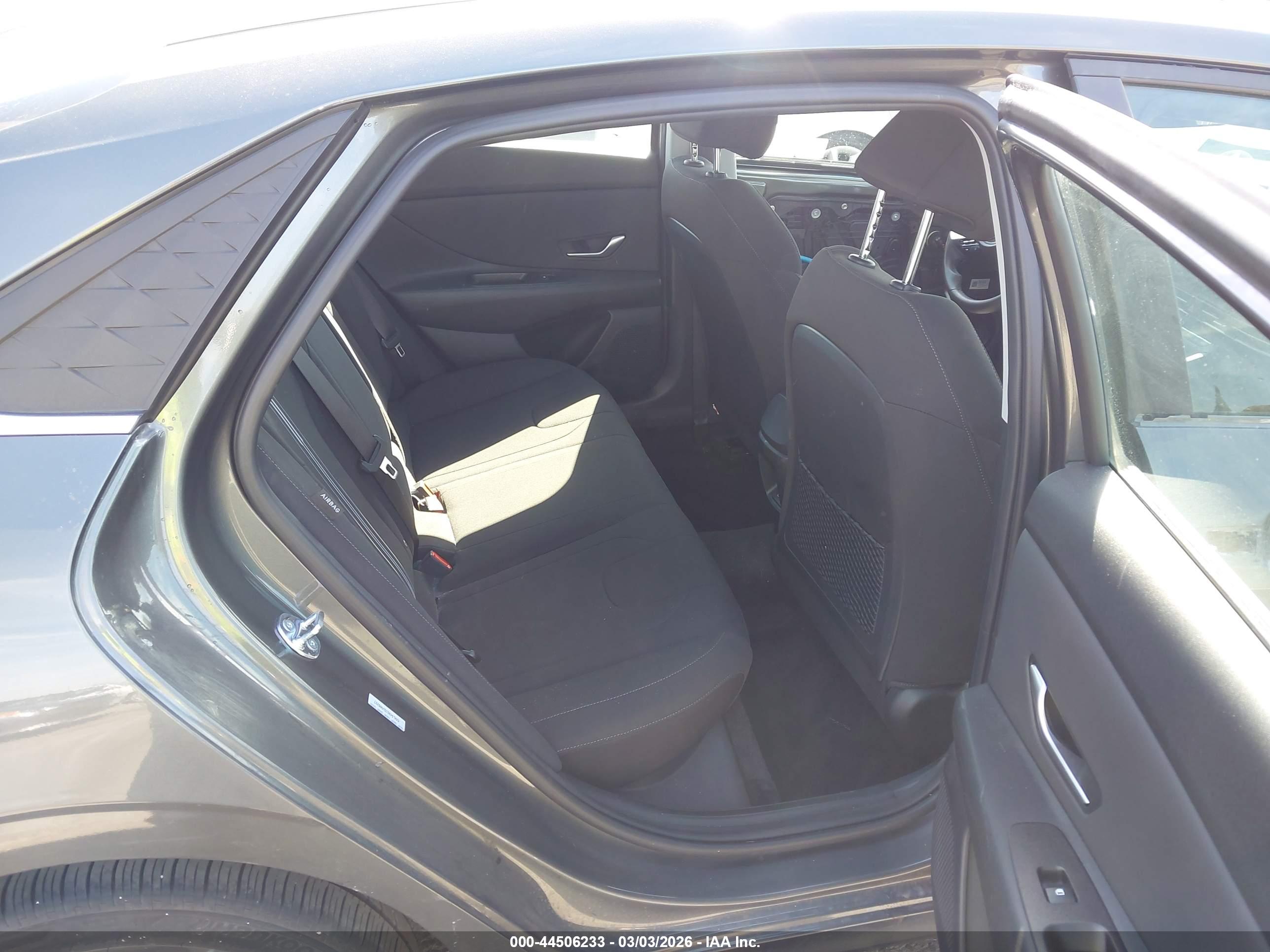HYUNDAI ELANTRA image 8