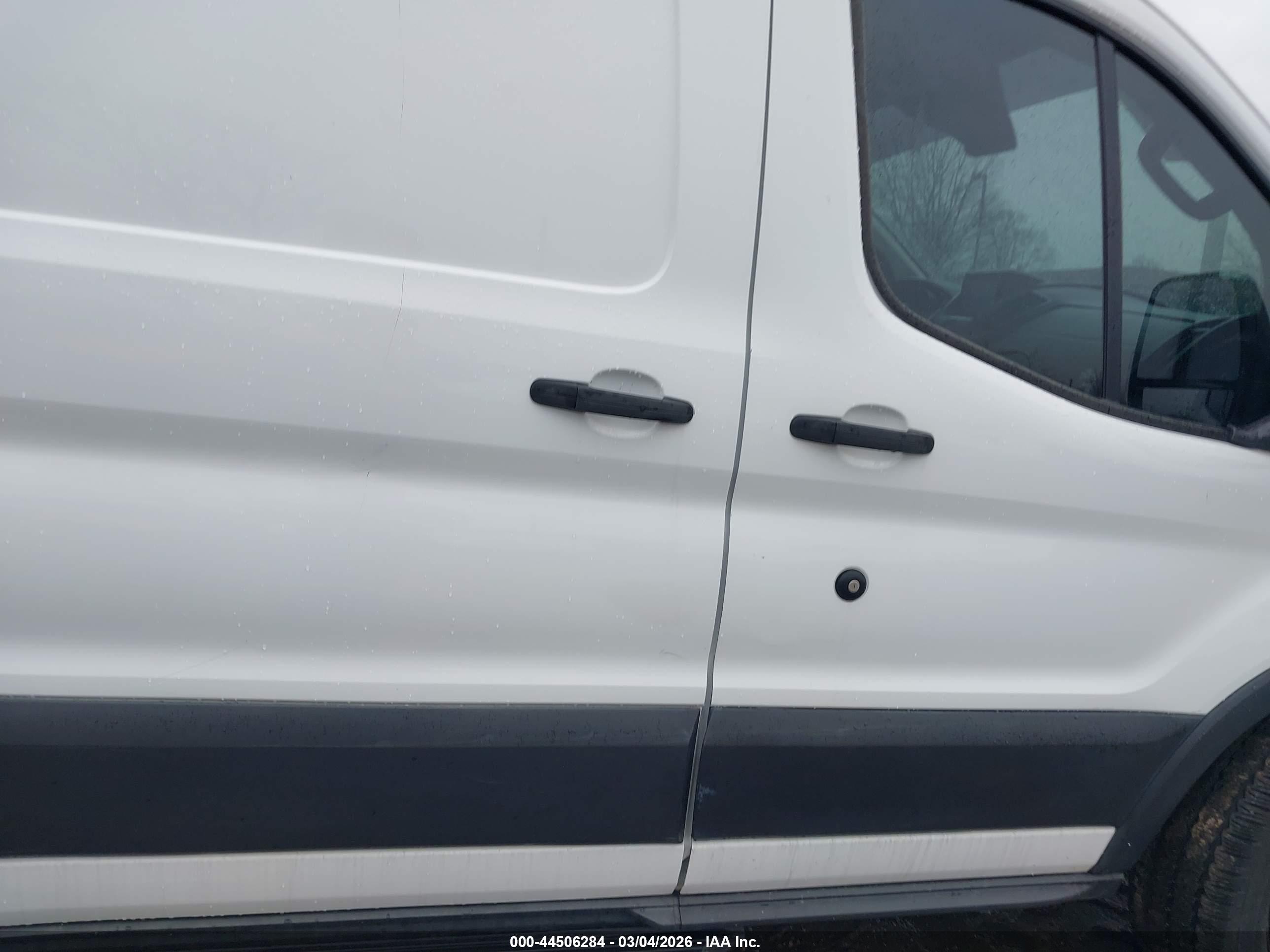FORD TRANSIT-250 image 8