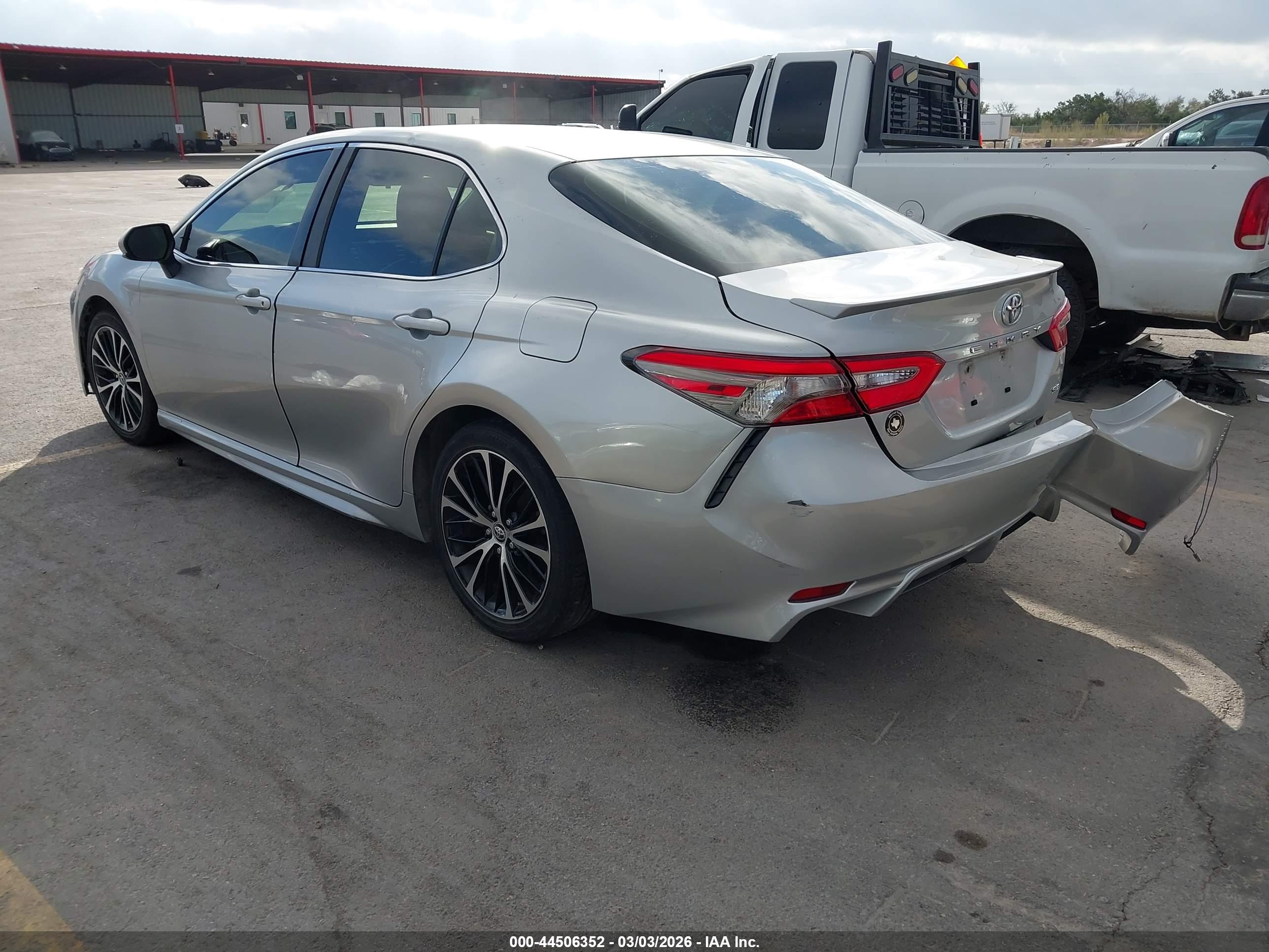 TOYOTA CAMRY image 3