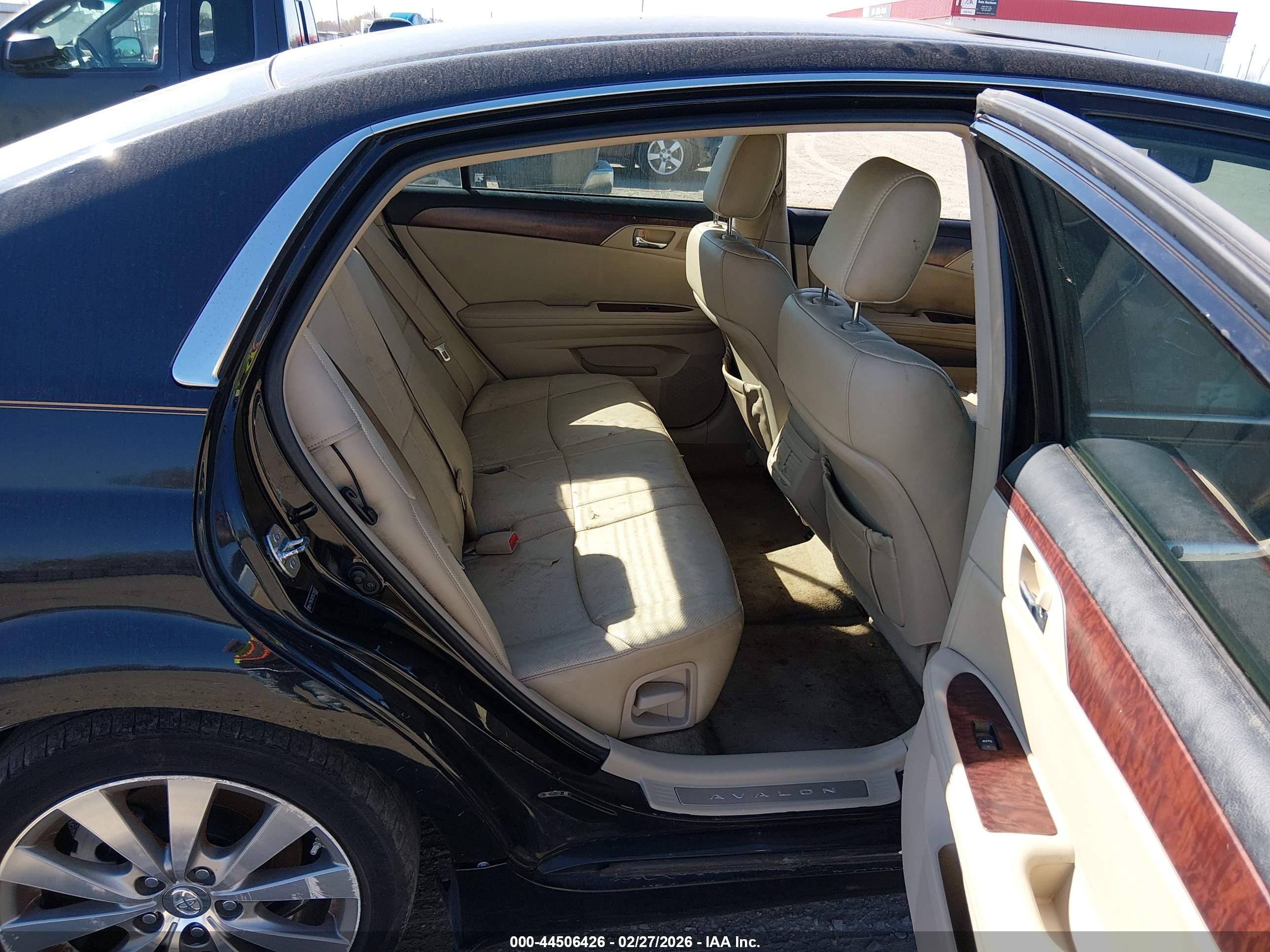 TOYOTA AVALON image 8