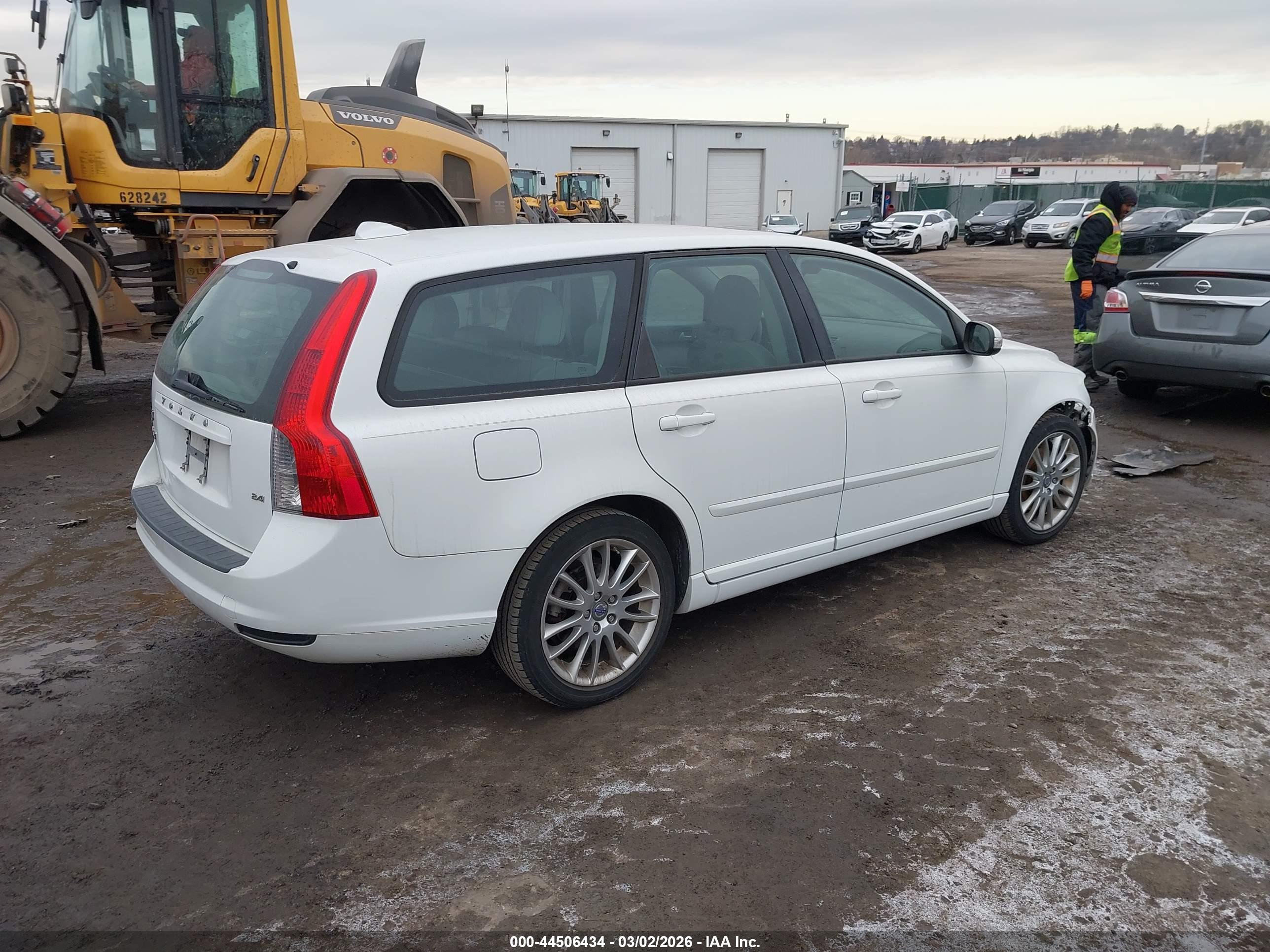 VOLVO V50 image 4