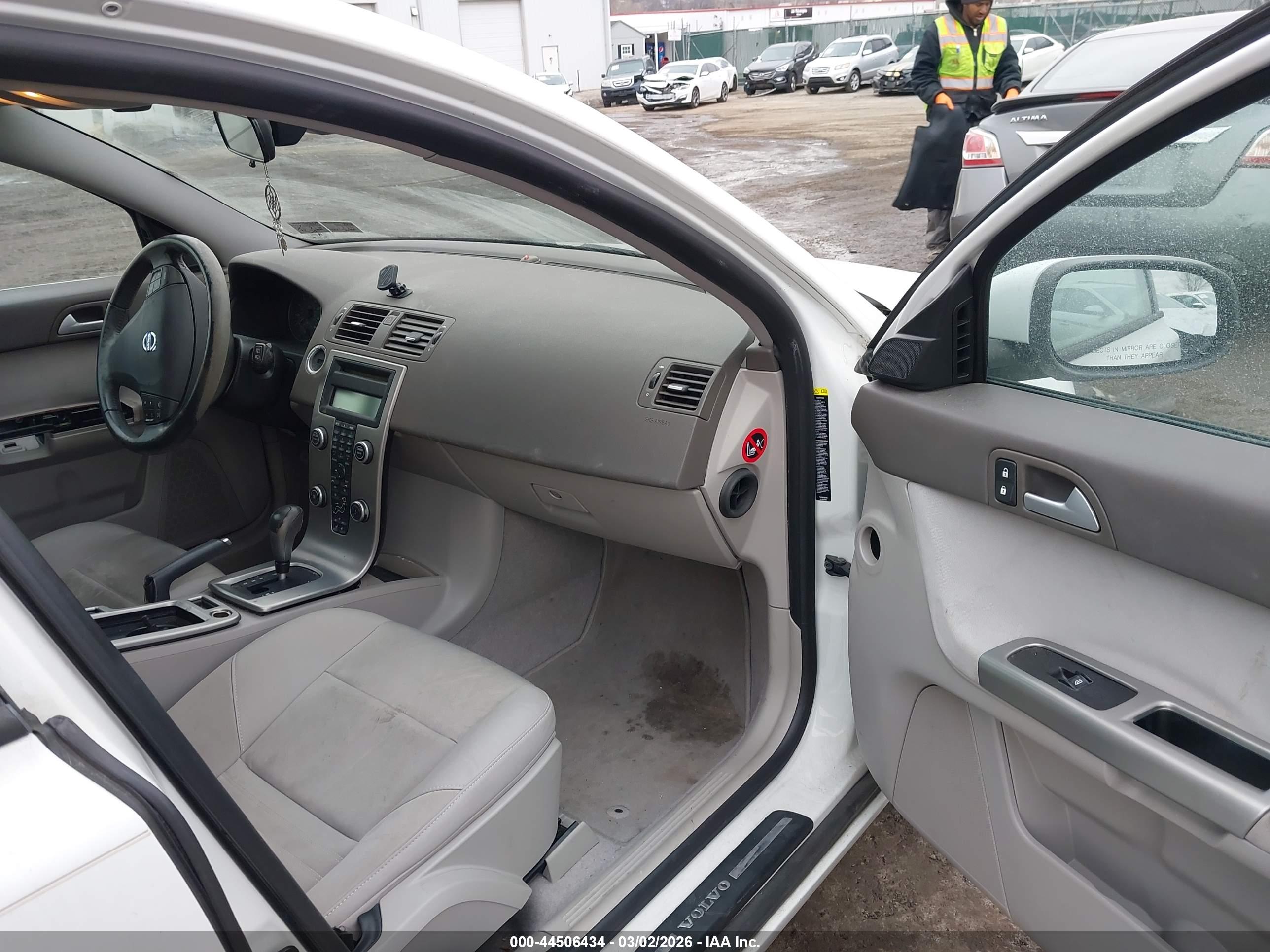 VOLVO V50 image 5
