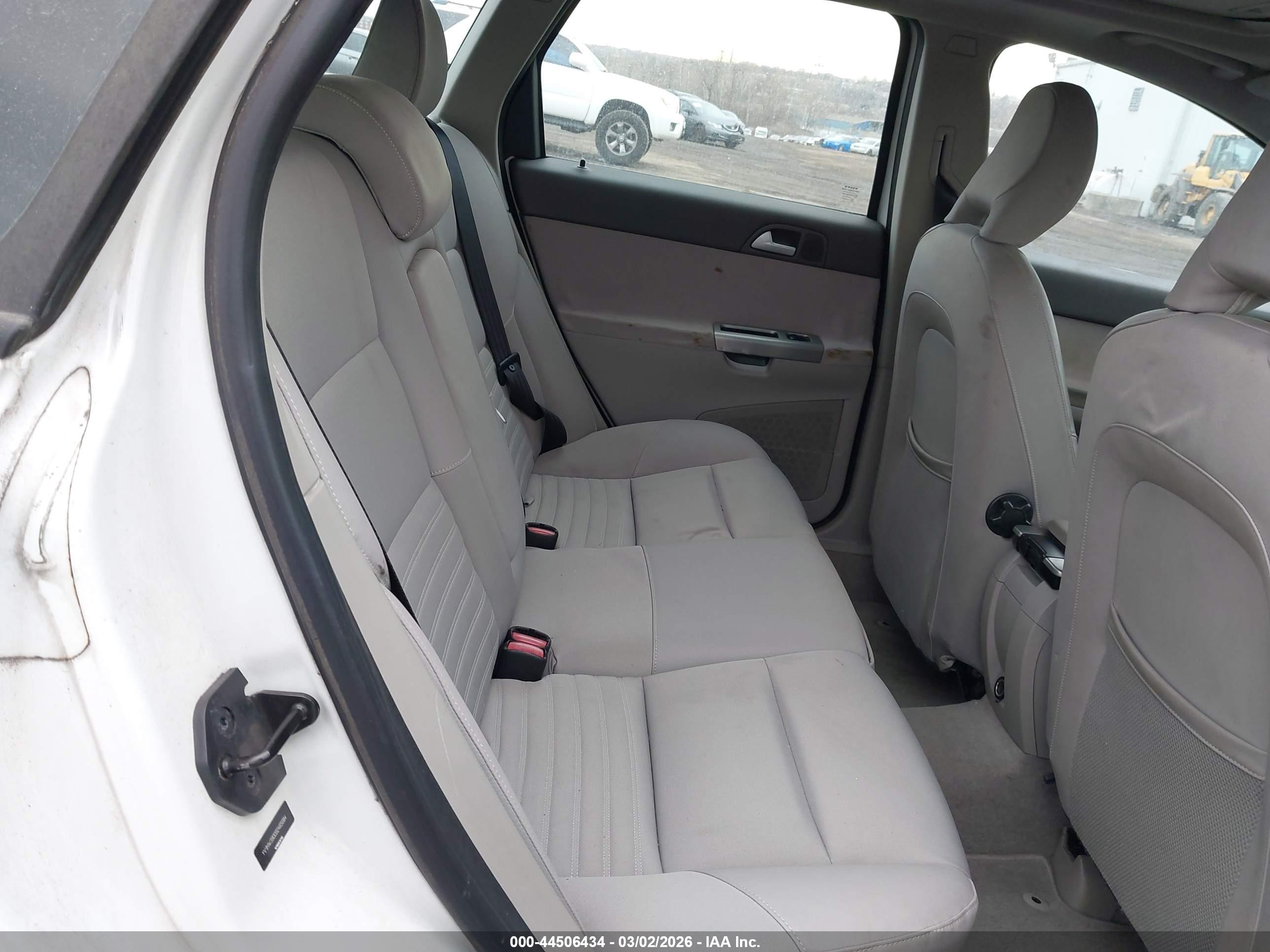 VOLVO V50 image 8