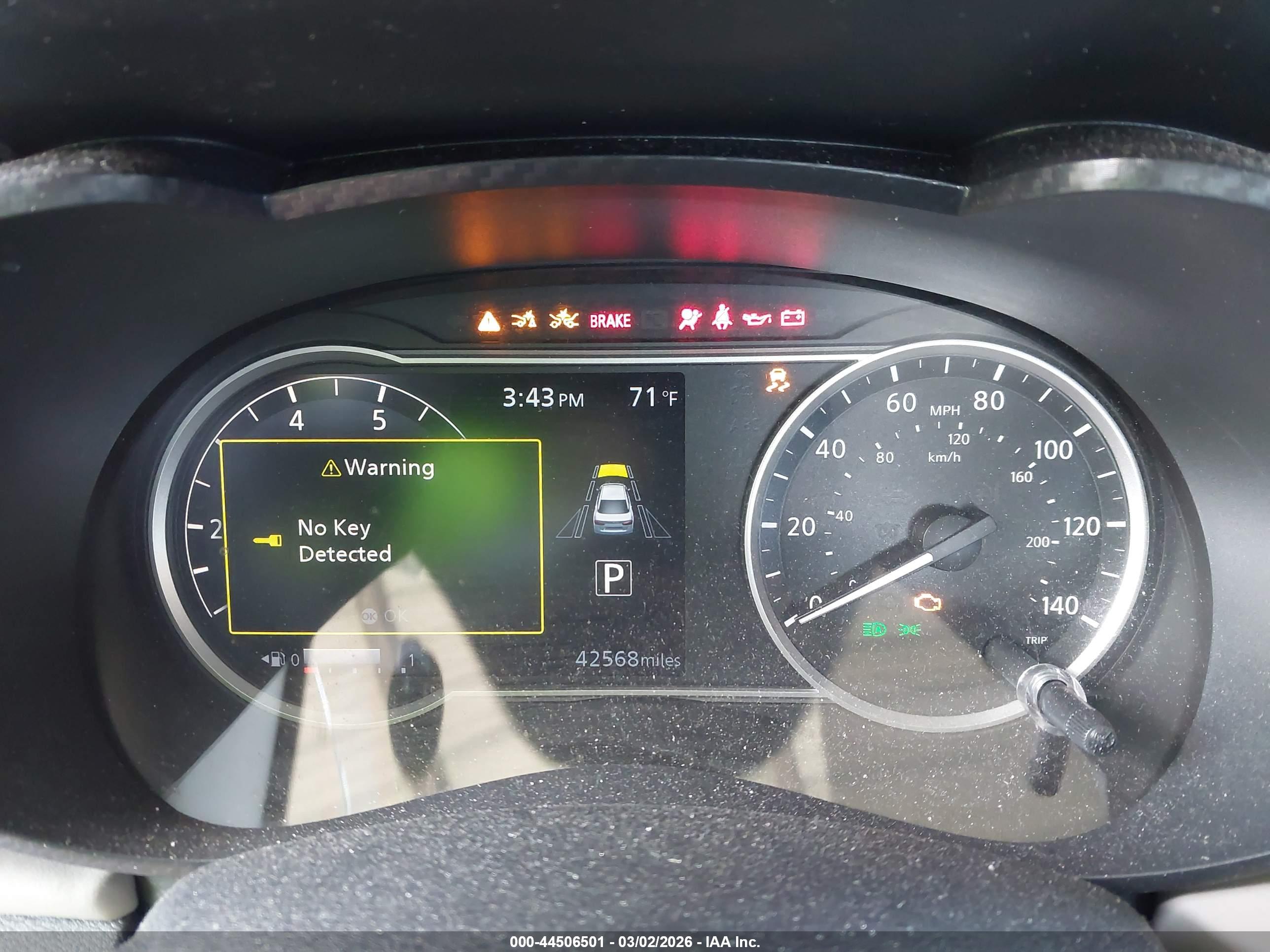 NISSAN VERSA image 7