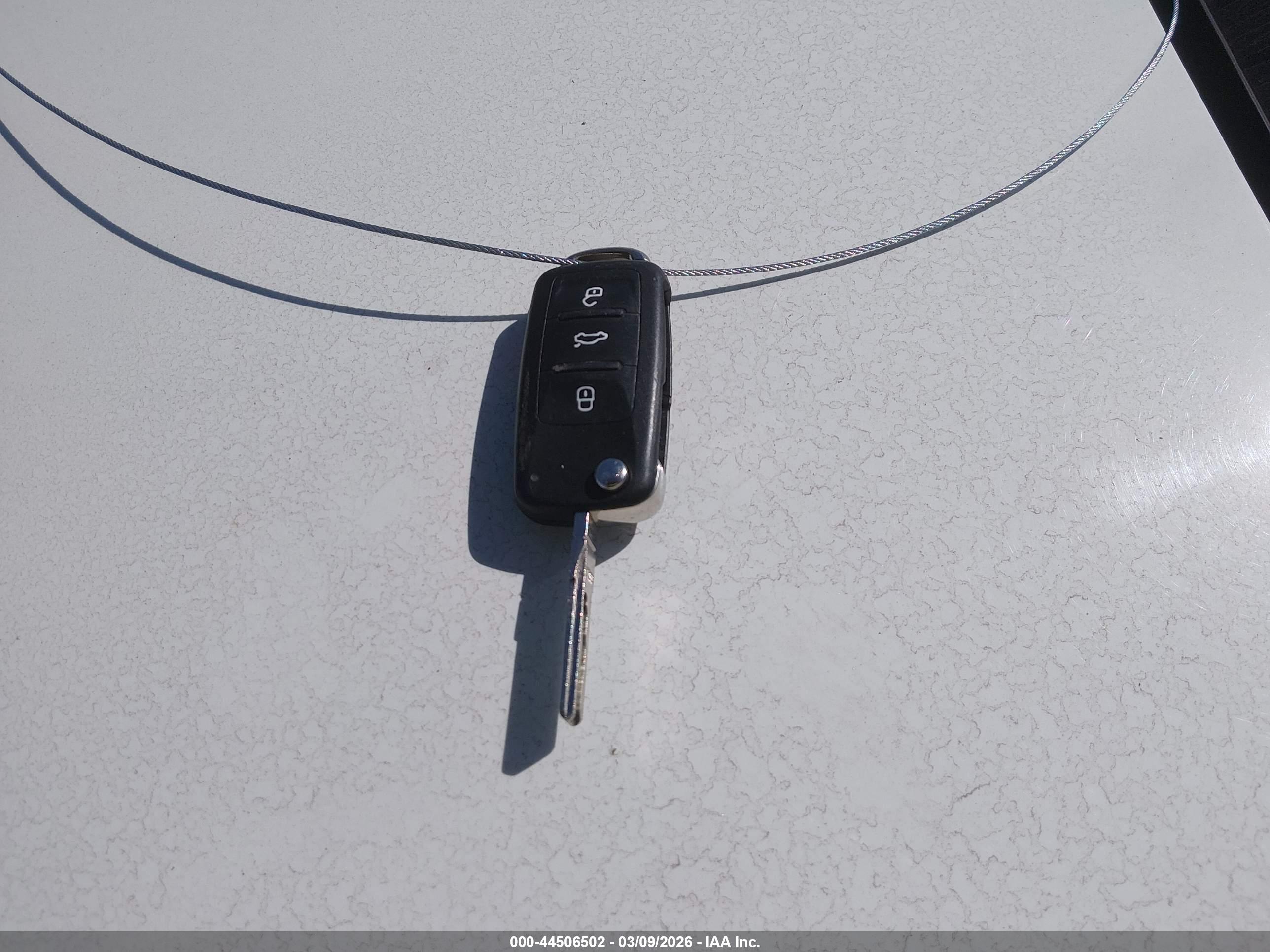VOLKSWAGEN BEETLE image 11