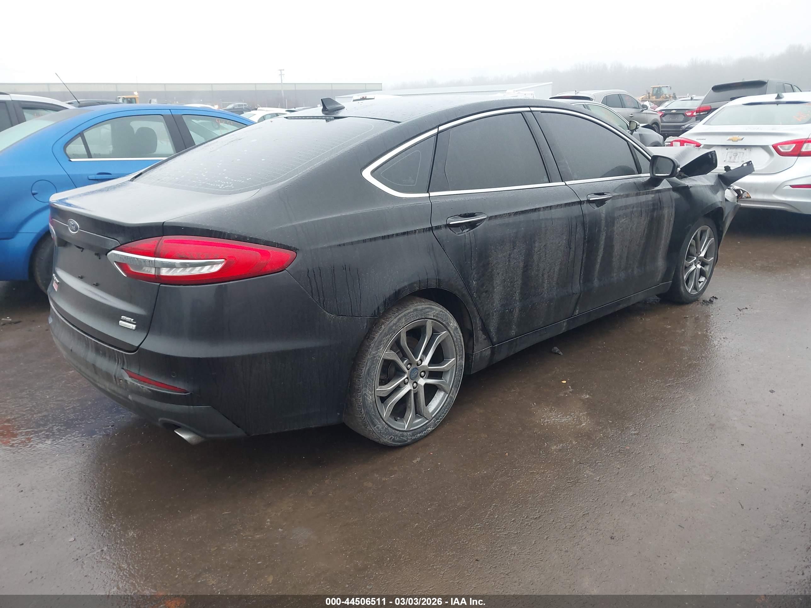 FORD FUSION image 4