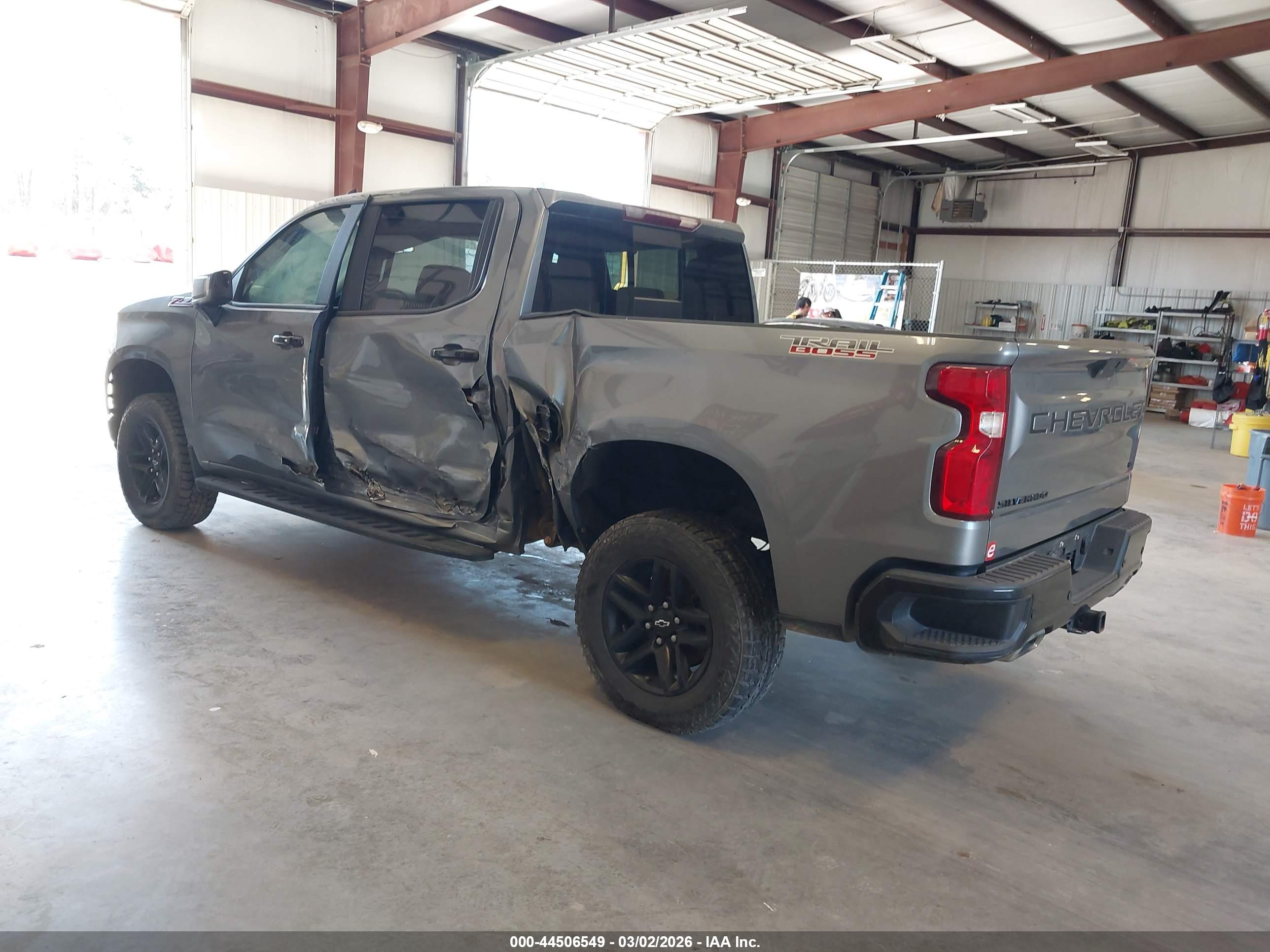 CHEVROLET SILVERADO image 3