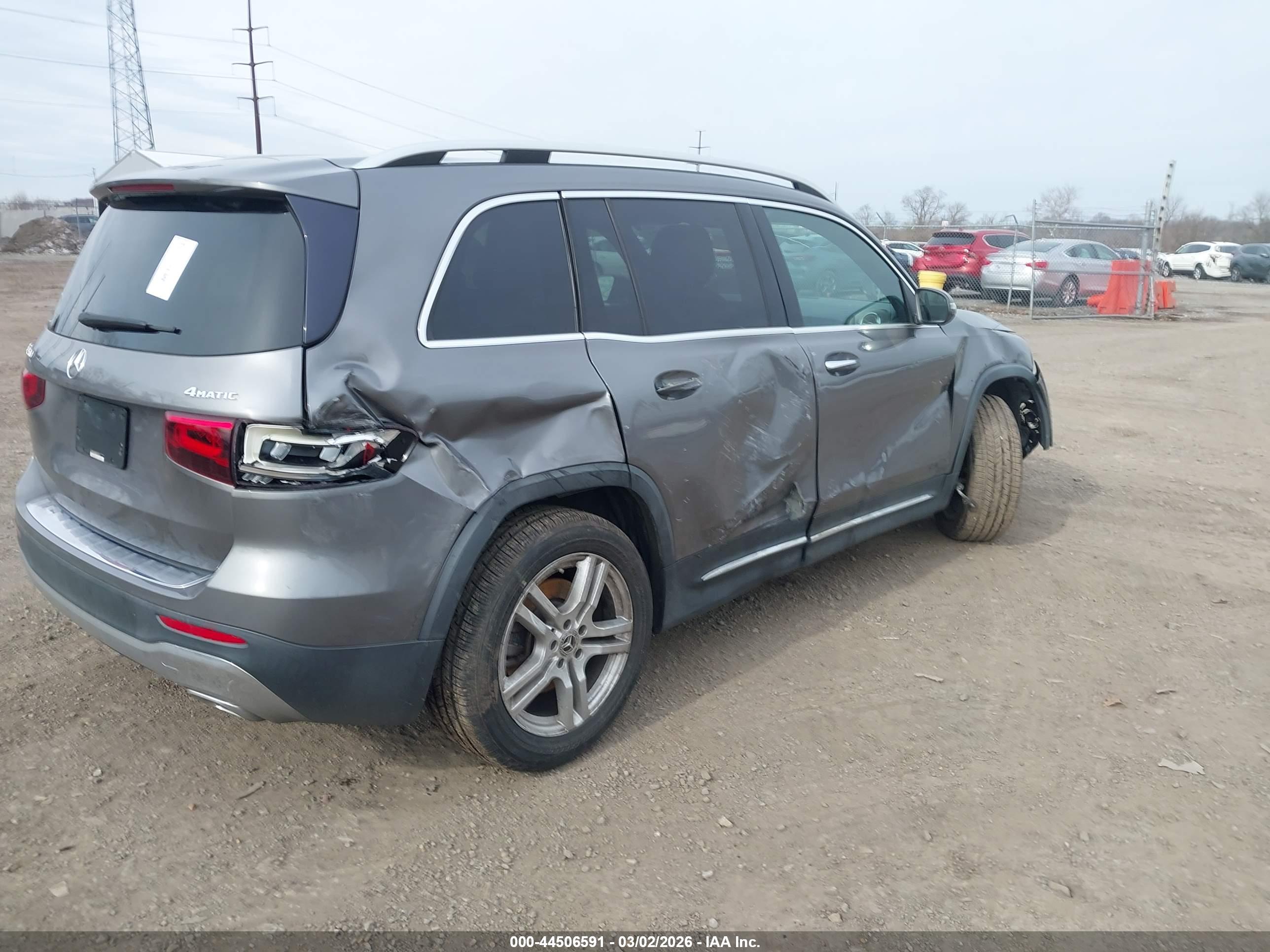 MERCEDES-BENZ GLB image 4