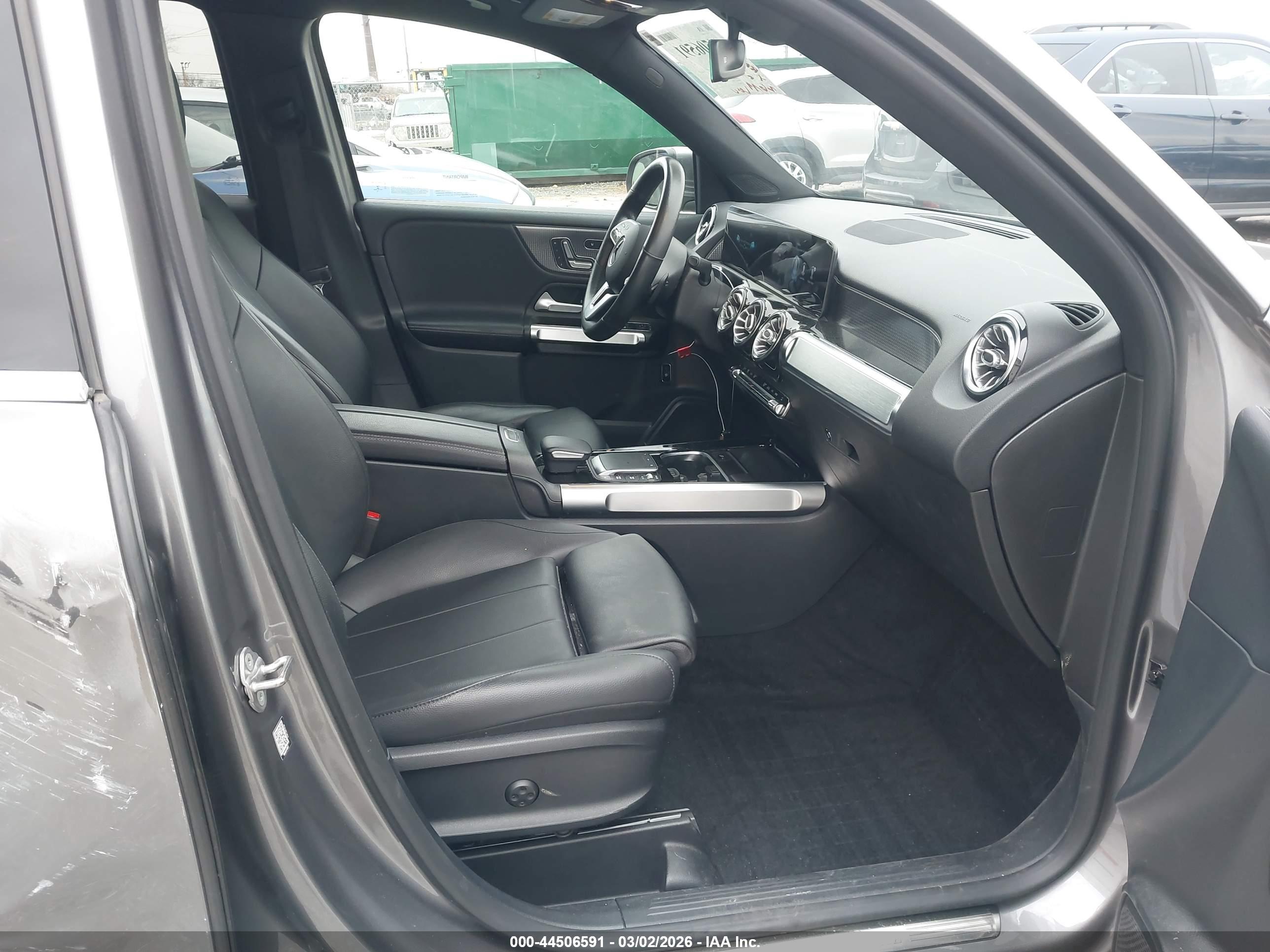 MERCEDES-BENZ GLB image 5