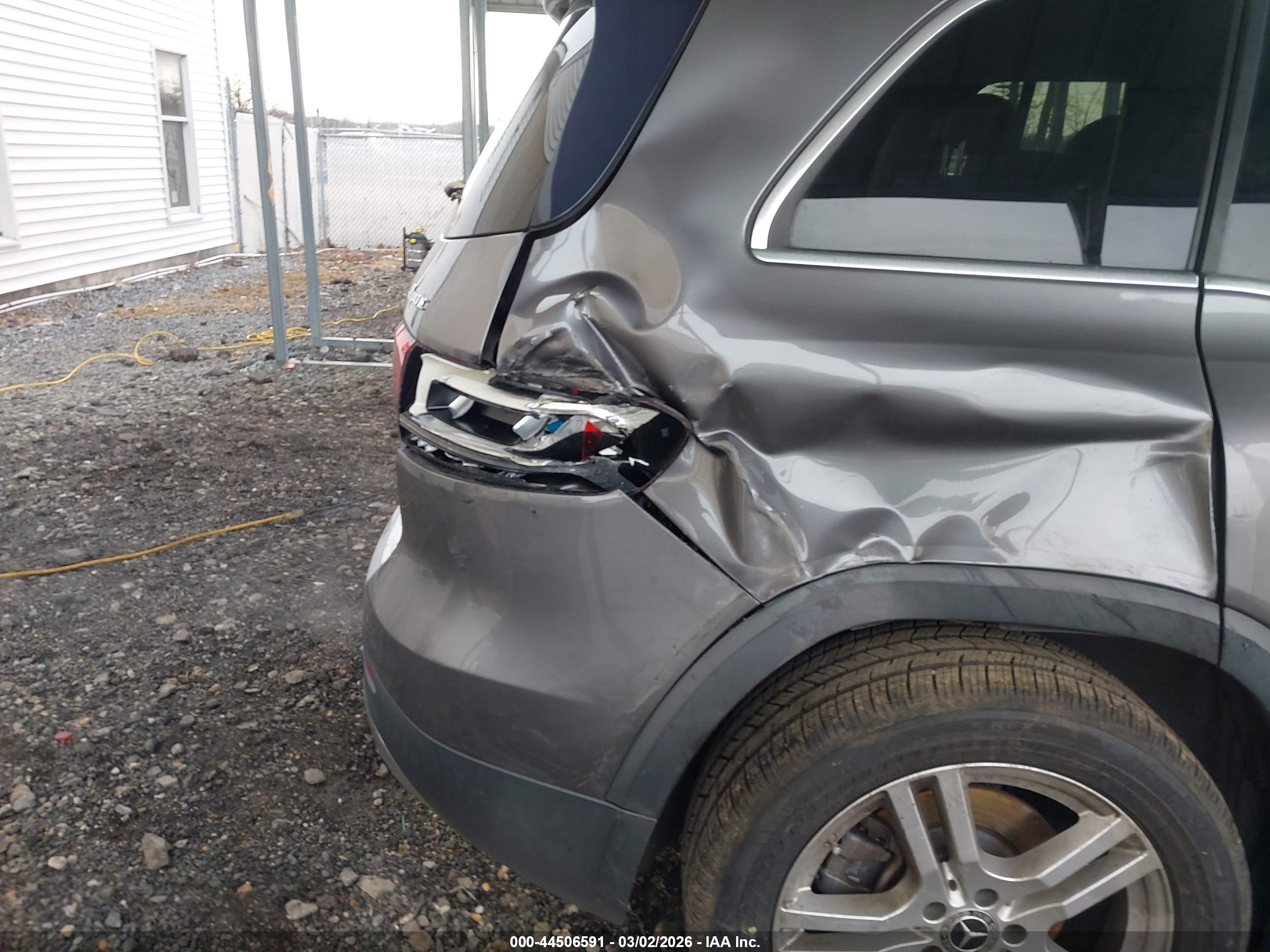 MERCEDES-BENZ GLB image 6