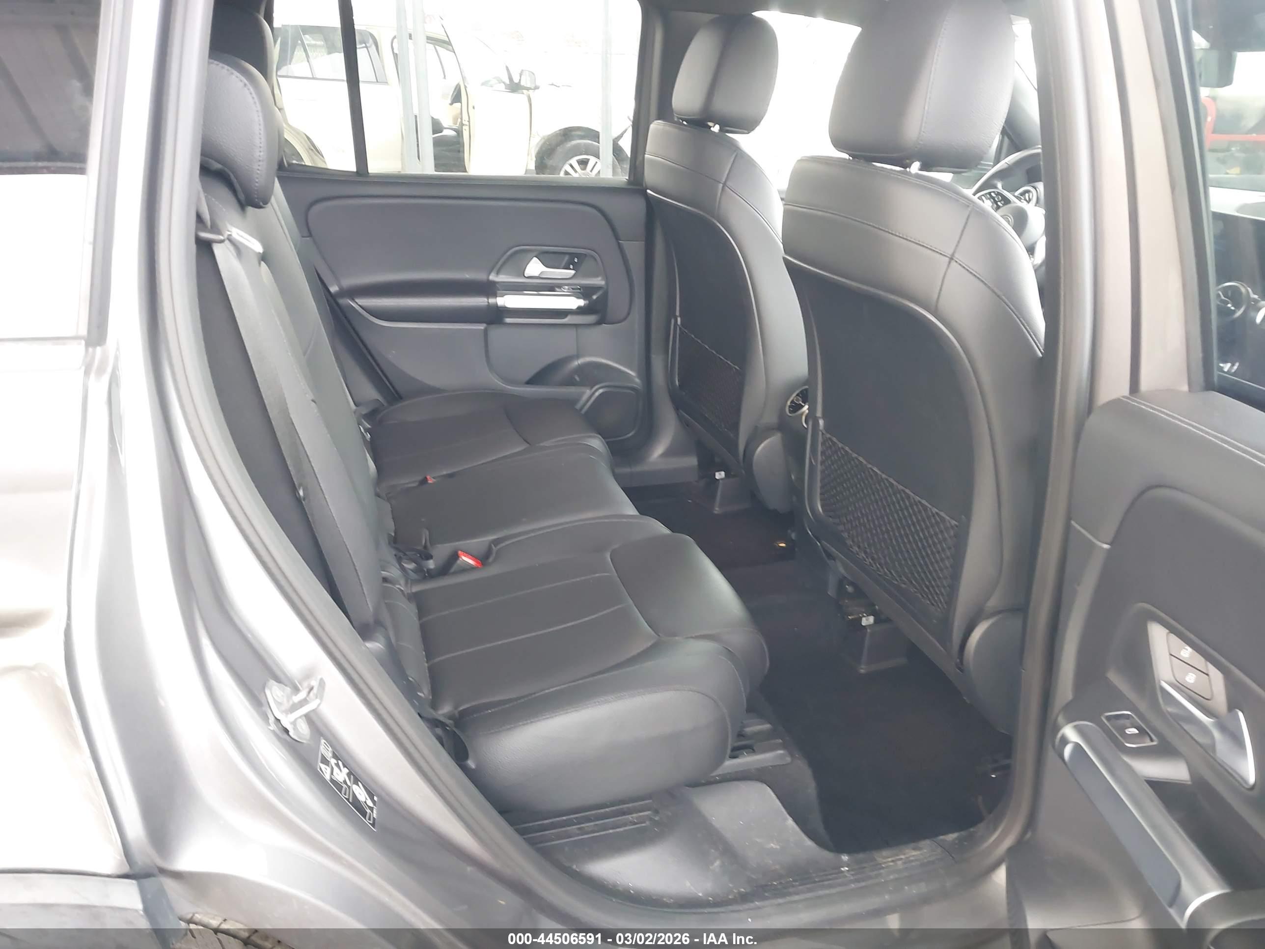 MERCEDES-BENZ GLB image 8