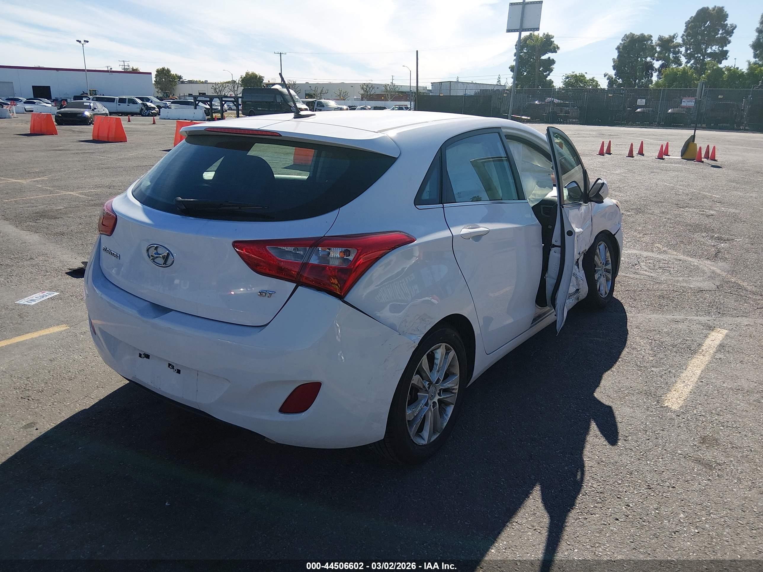 HYUNDAI ELANTRA image 4