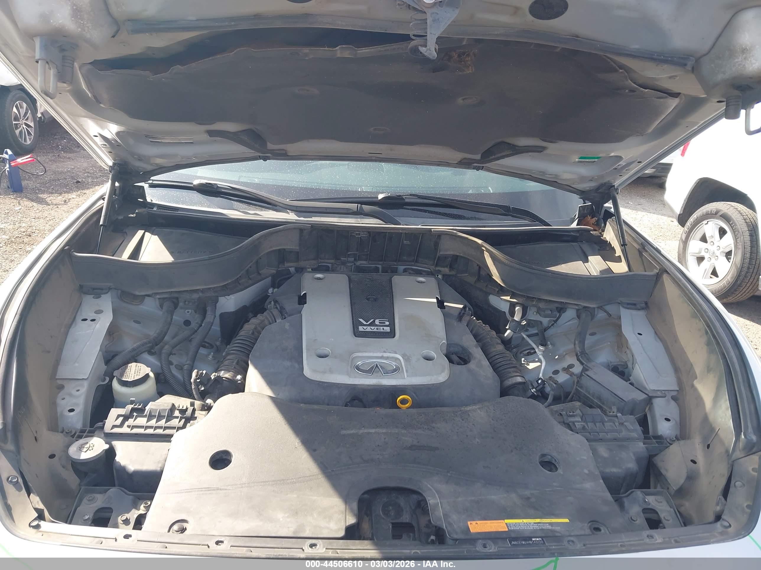 INFINITI QX70 image 10