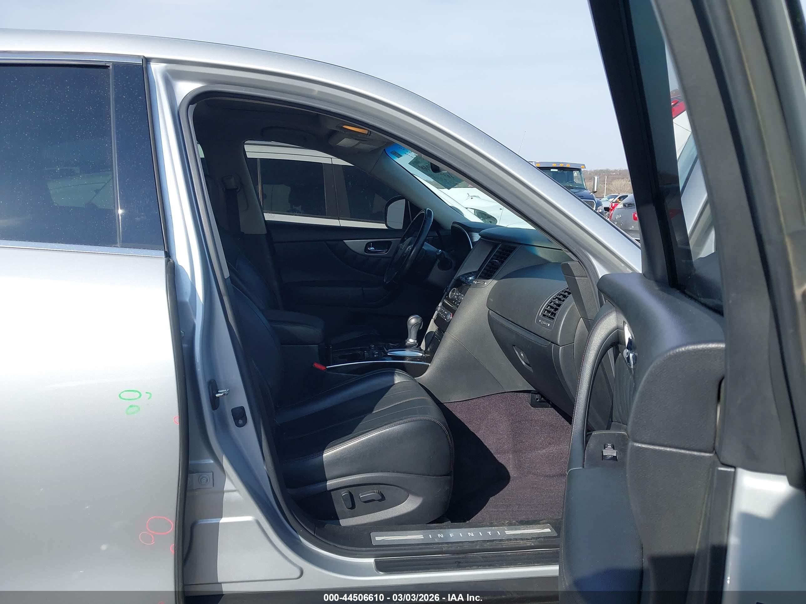 INFINITI QX70 image 5
