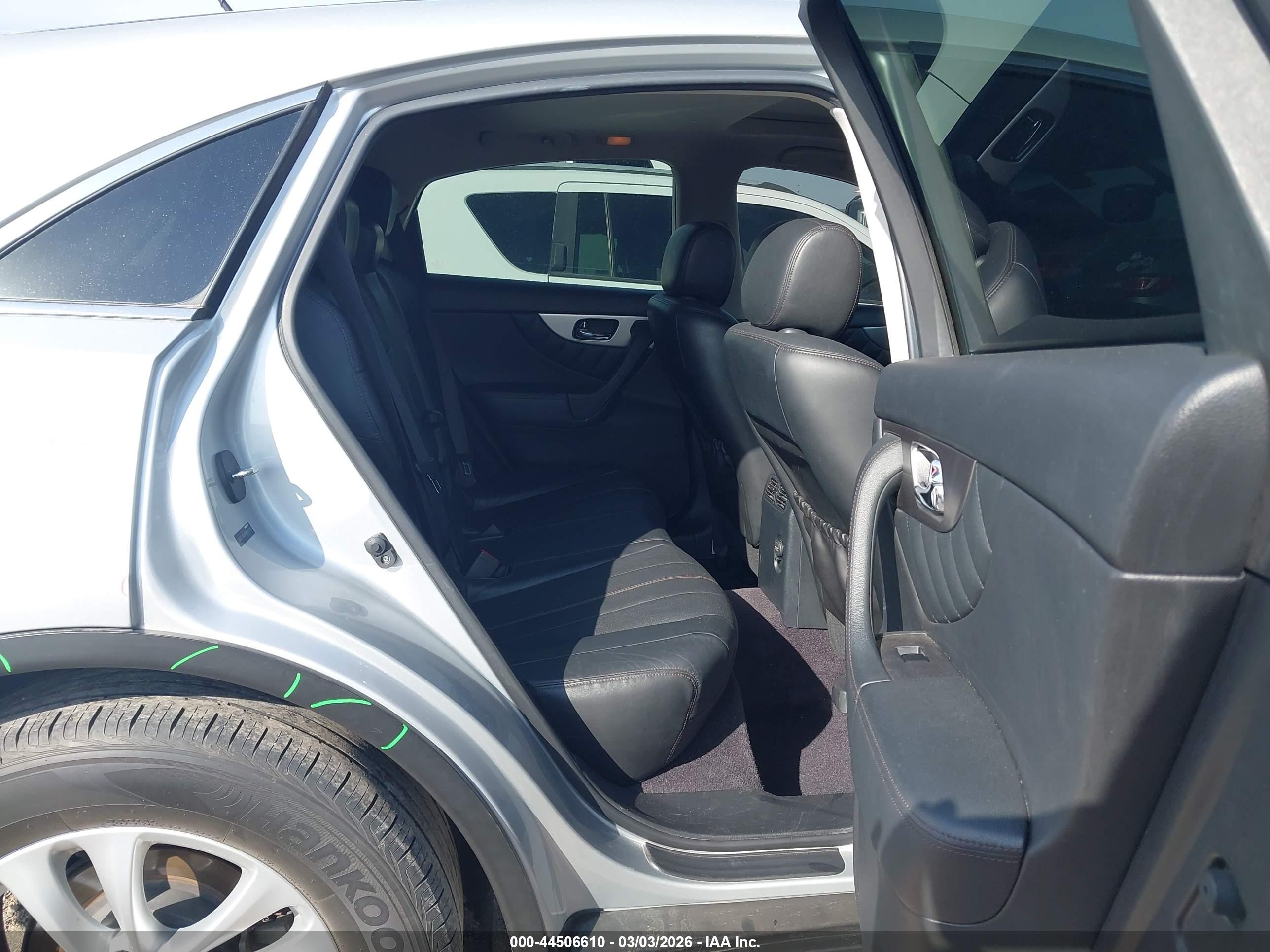 INFINITI QX70 image 8