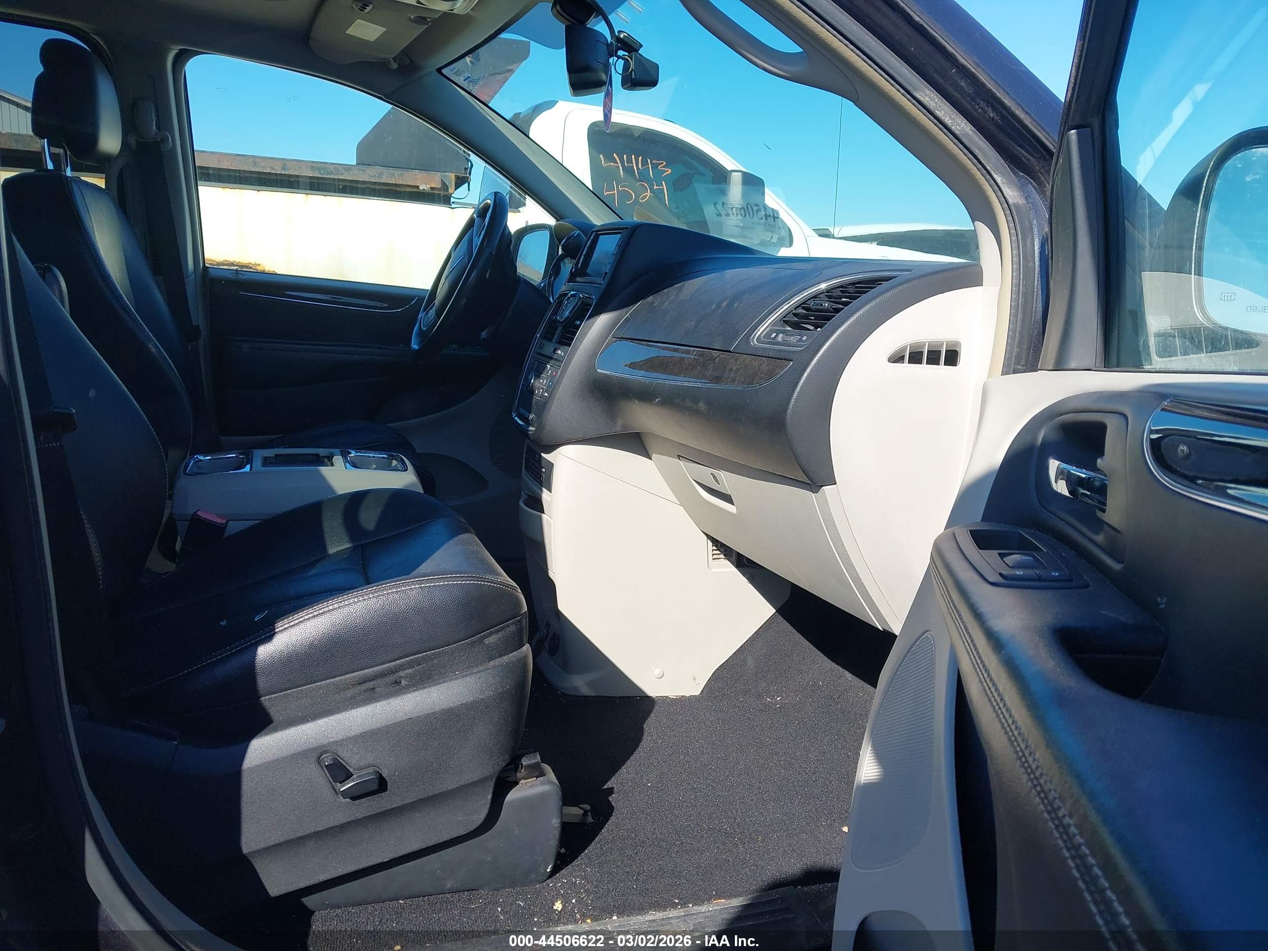 CHRYSLER TOWN image 5