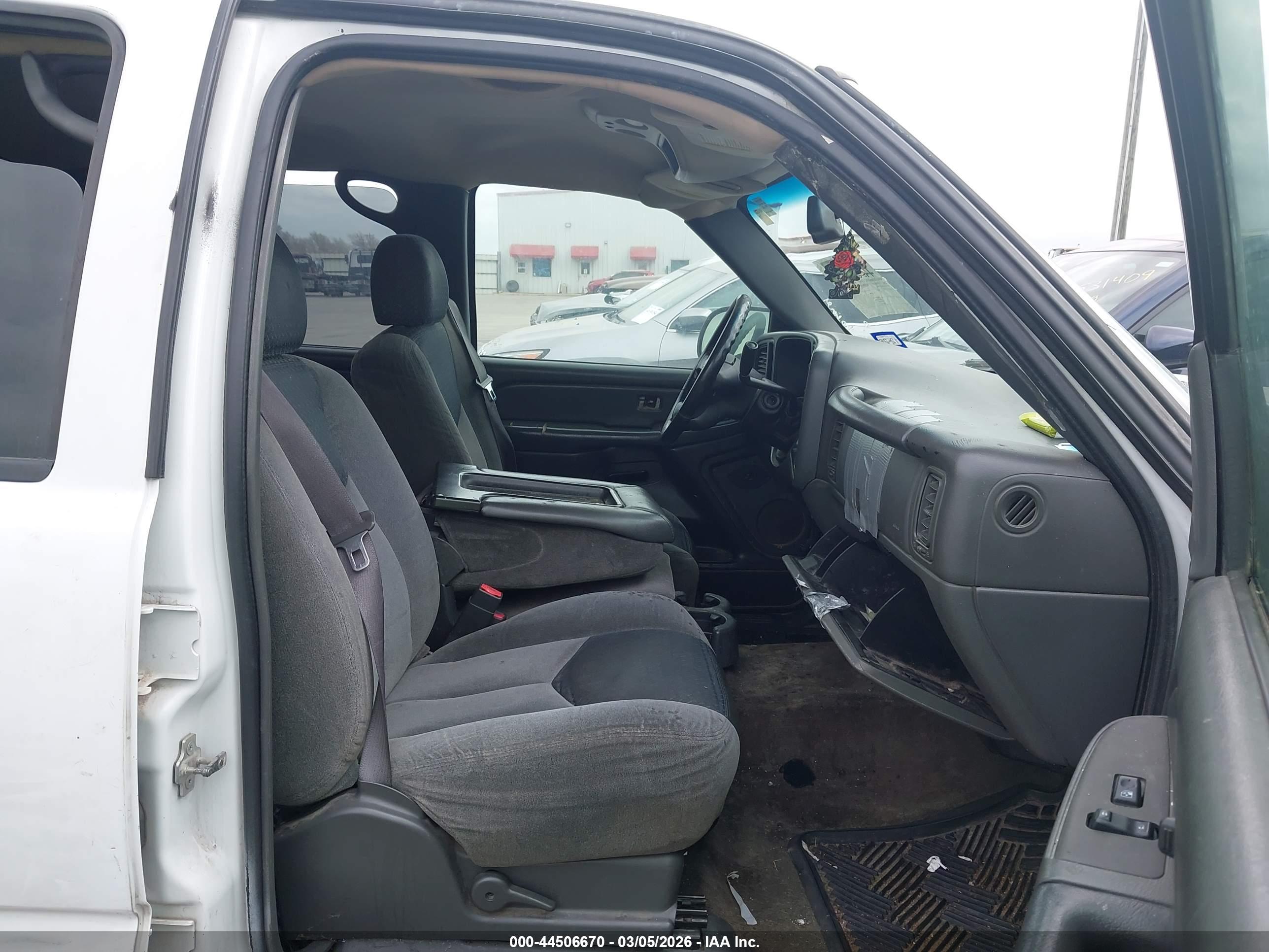 CHEVROLET SILVERADO image 5