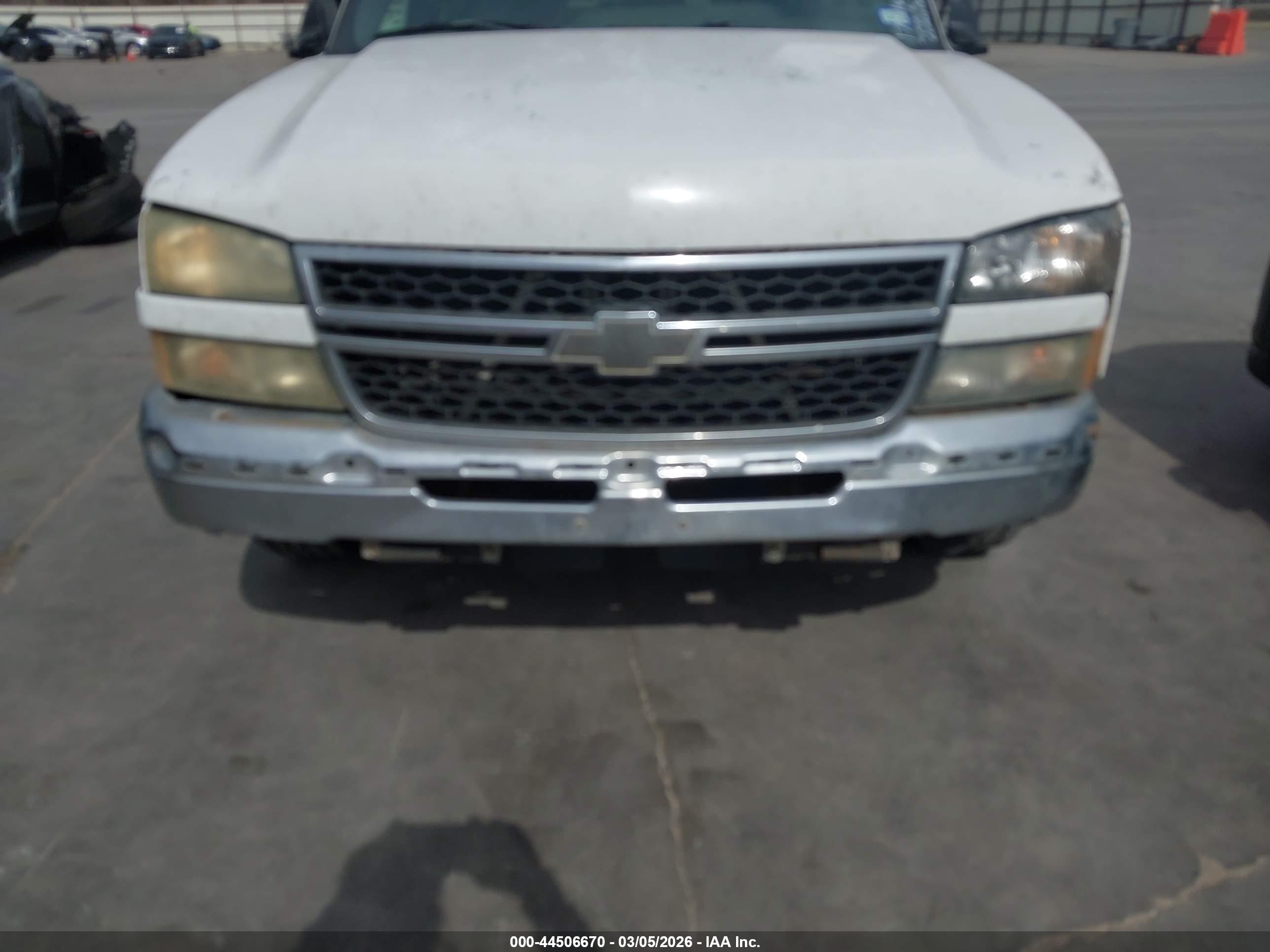 CHEVROLET SILVERADO image 6