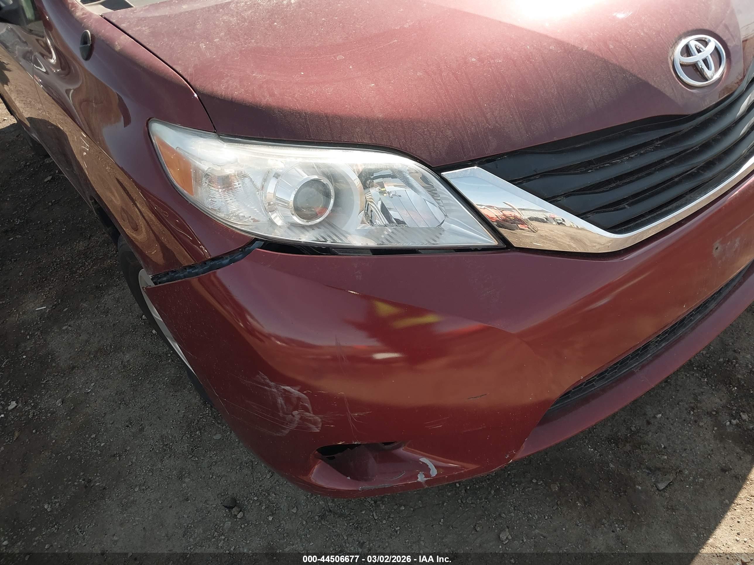 TOYOTA SIENNA image 6