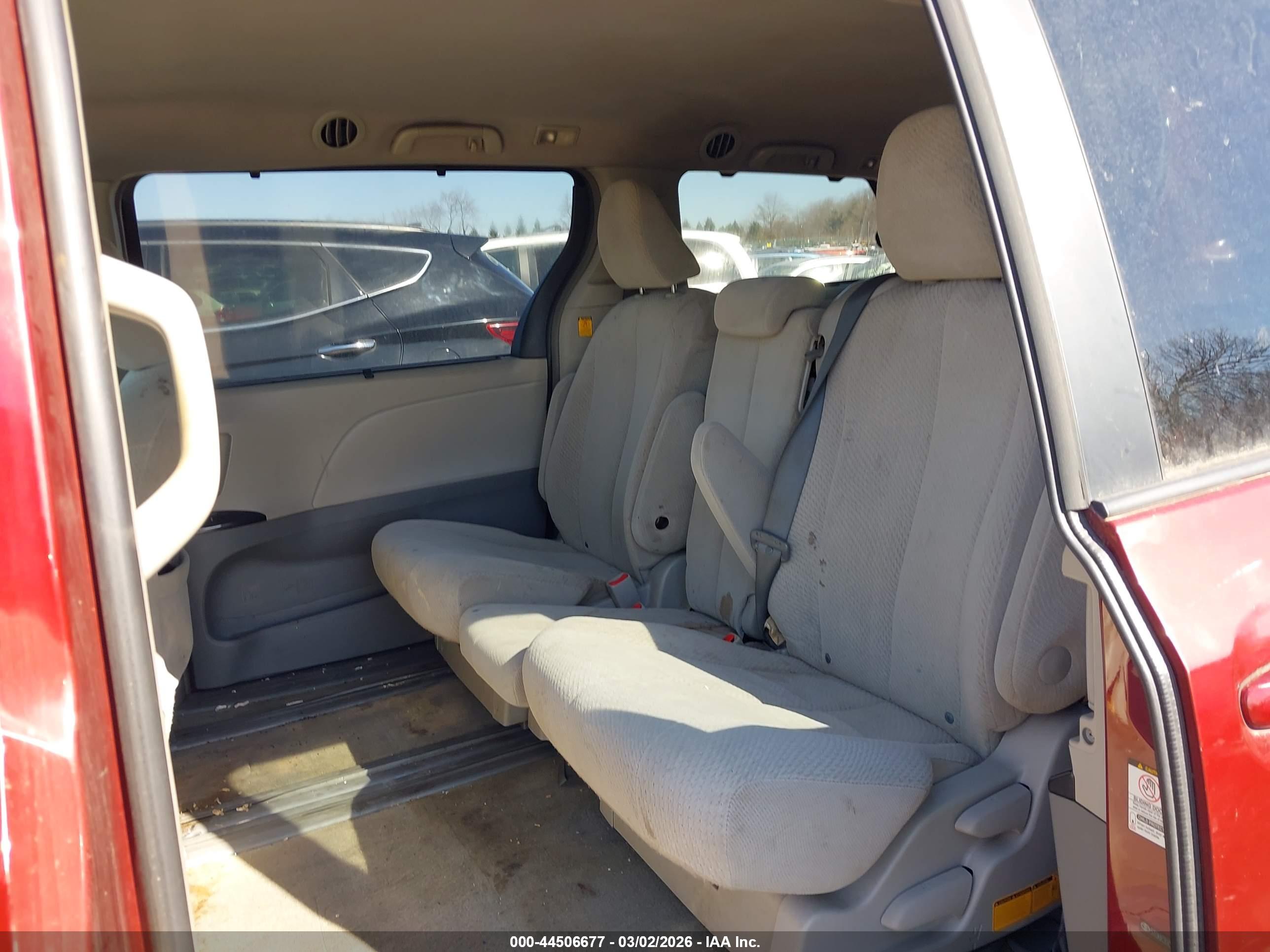 TOYOTA SIENNA image 8