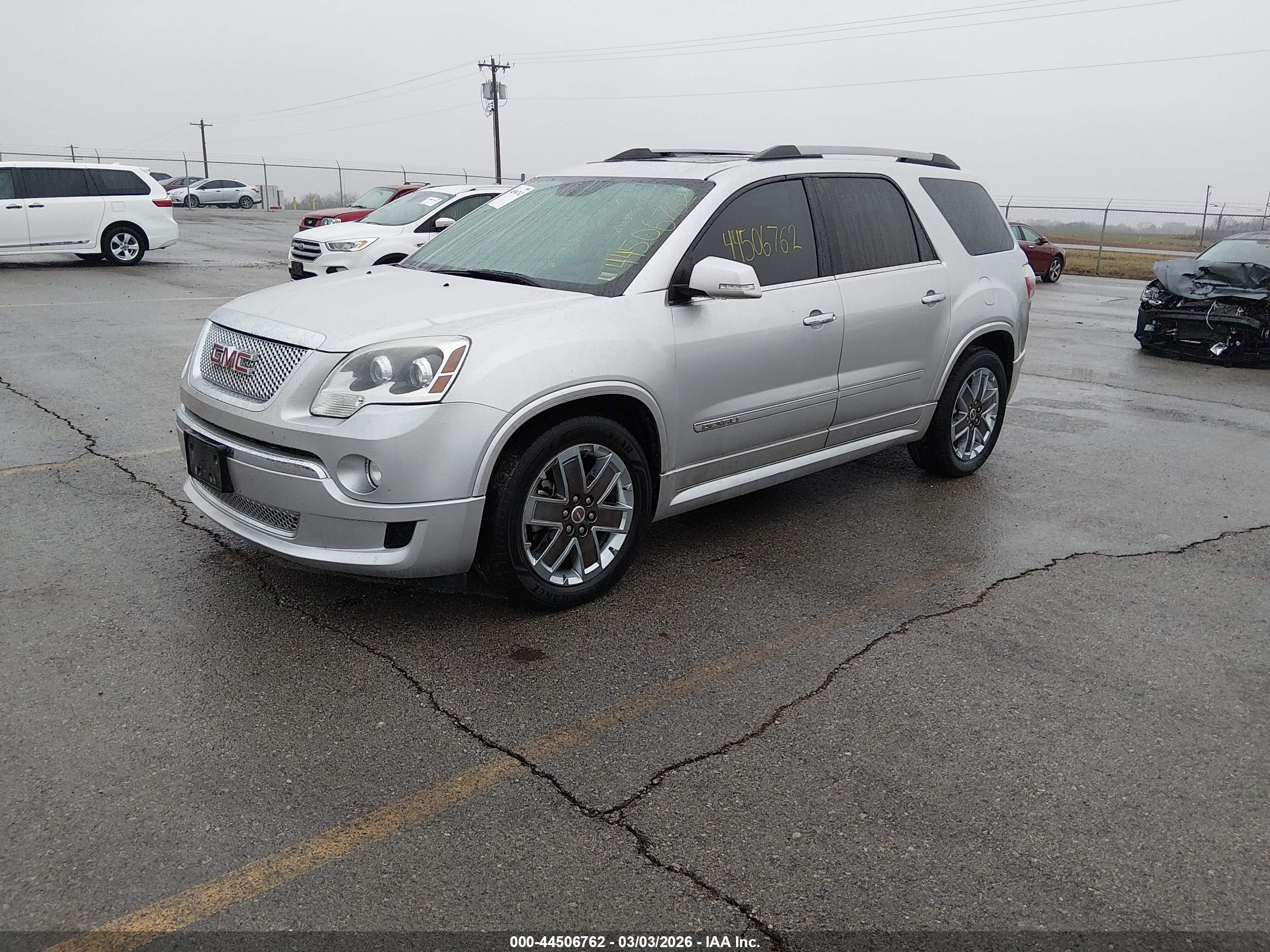 GMC ACADIA image 2