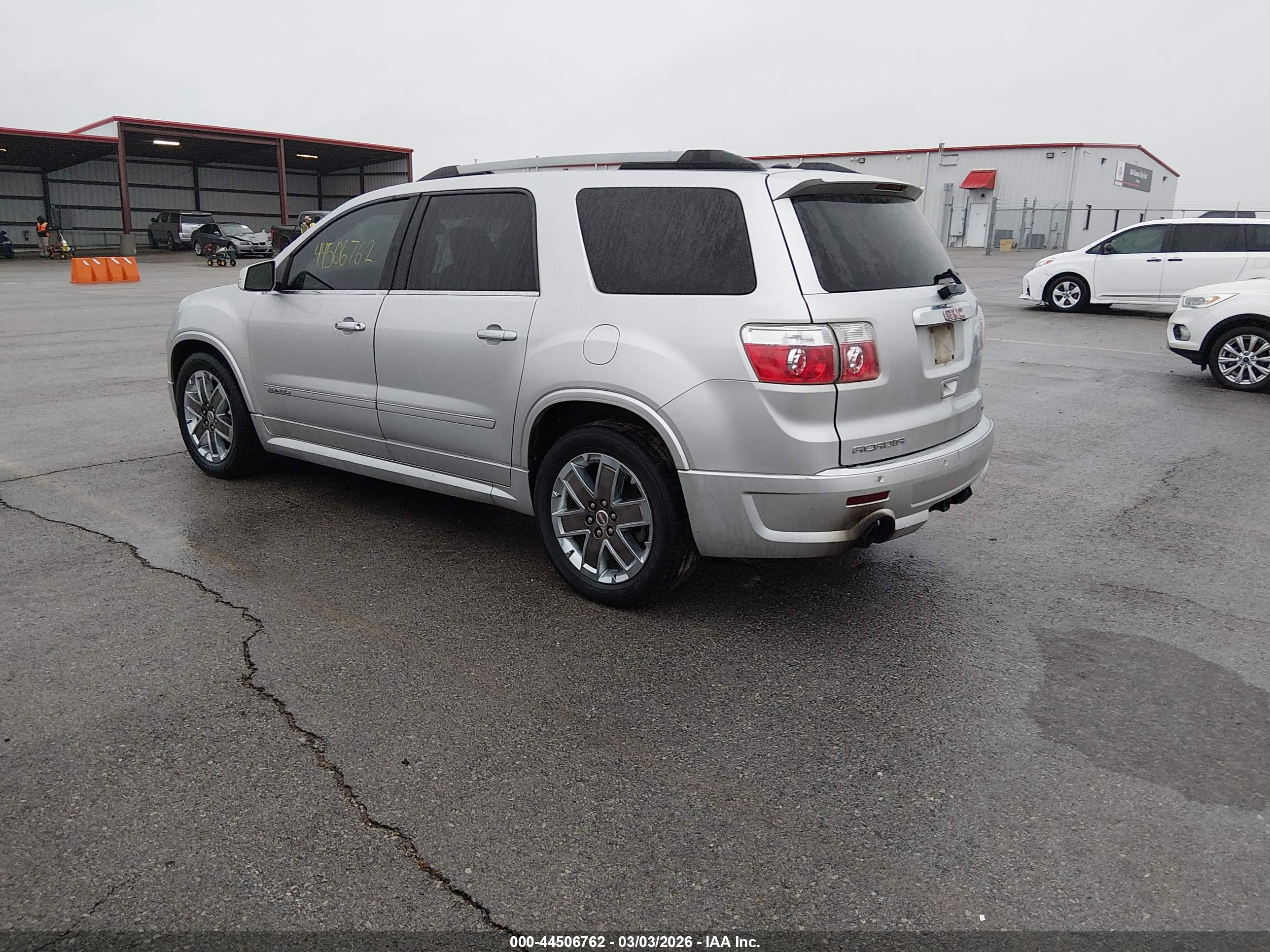 GMC ACADIA image 3