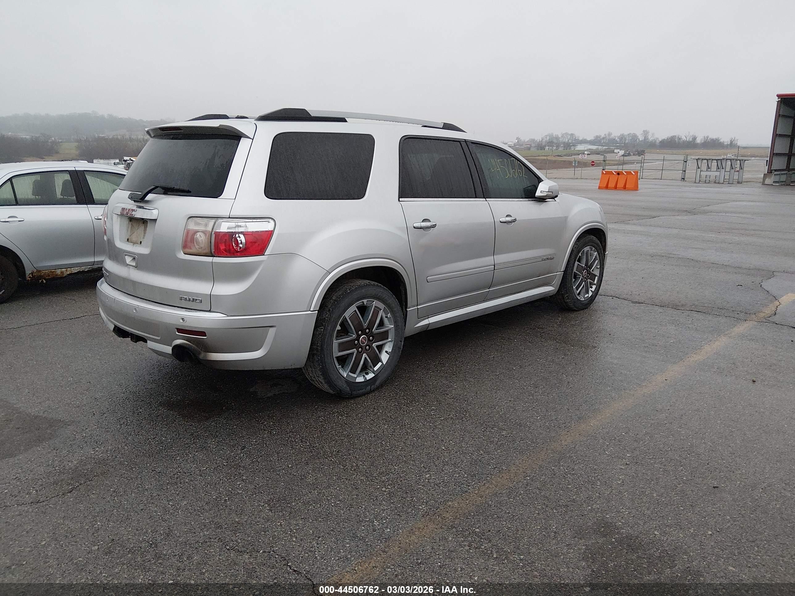 GMC ACADIA image 4