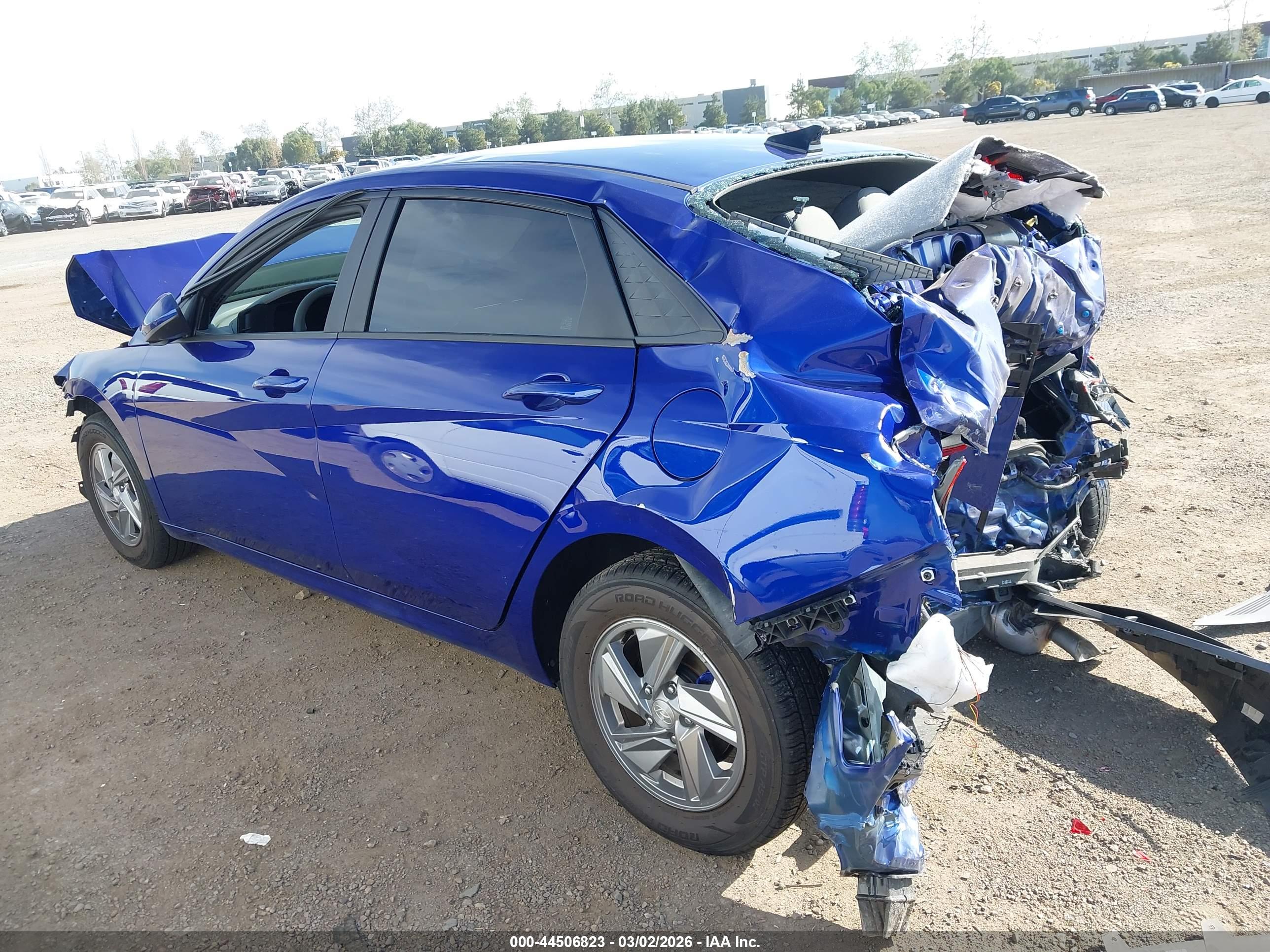 HYUNDAI ELANTRA image 3