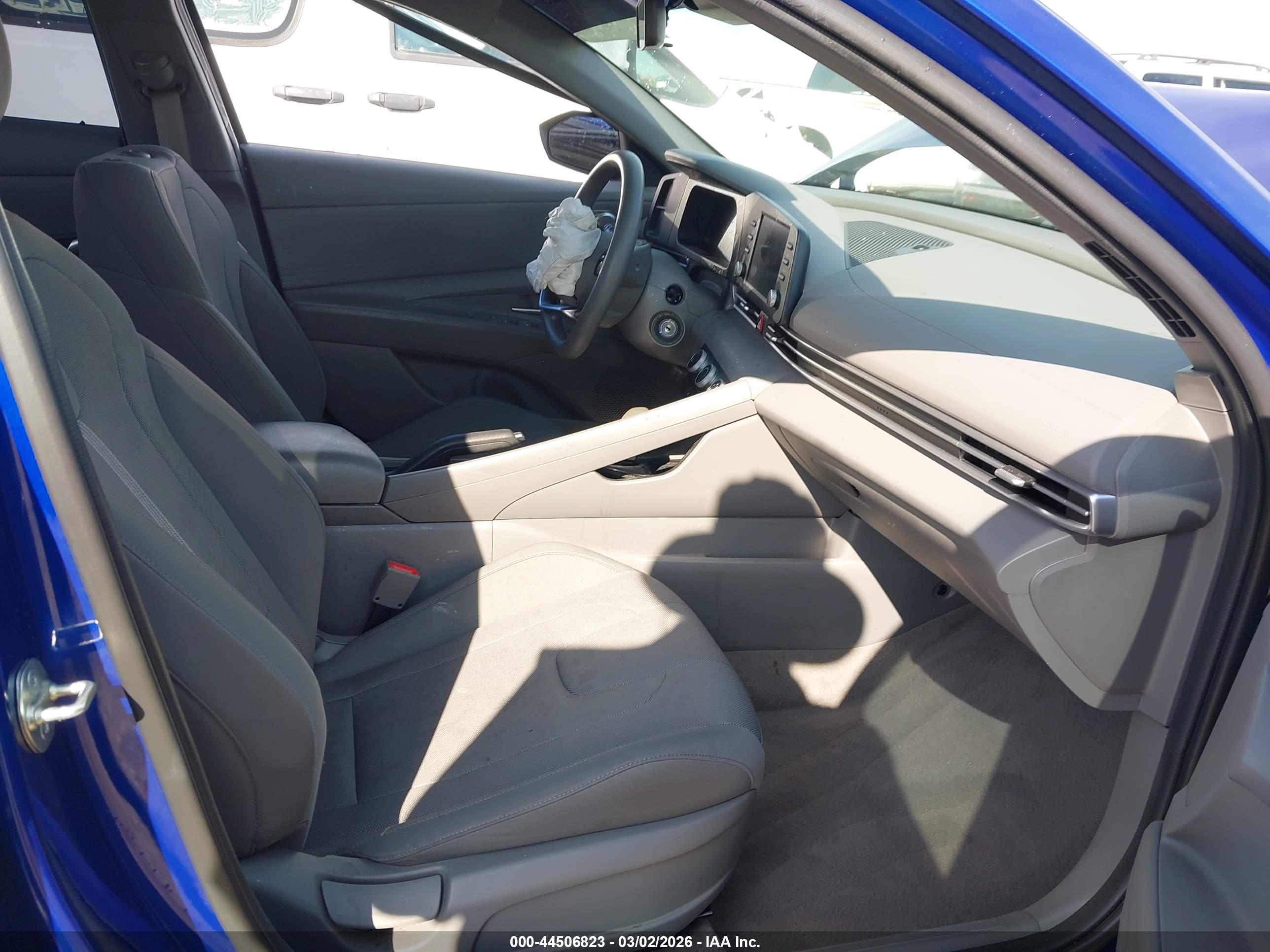 HYUNDAI ELANTRA image 5