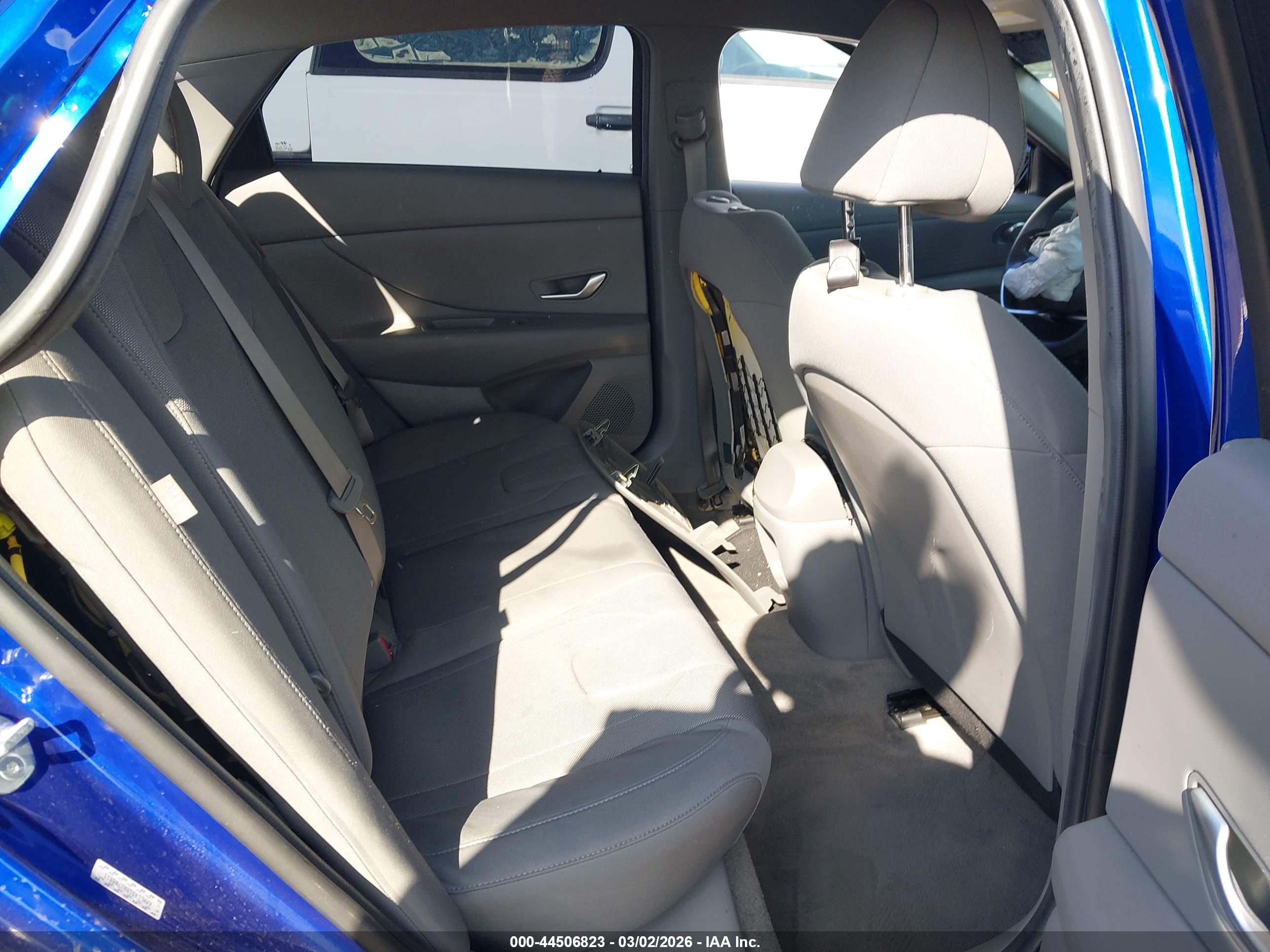 HYUNDAI ELANTRA image 8