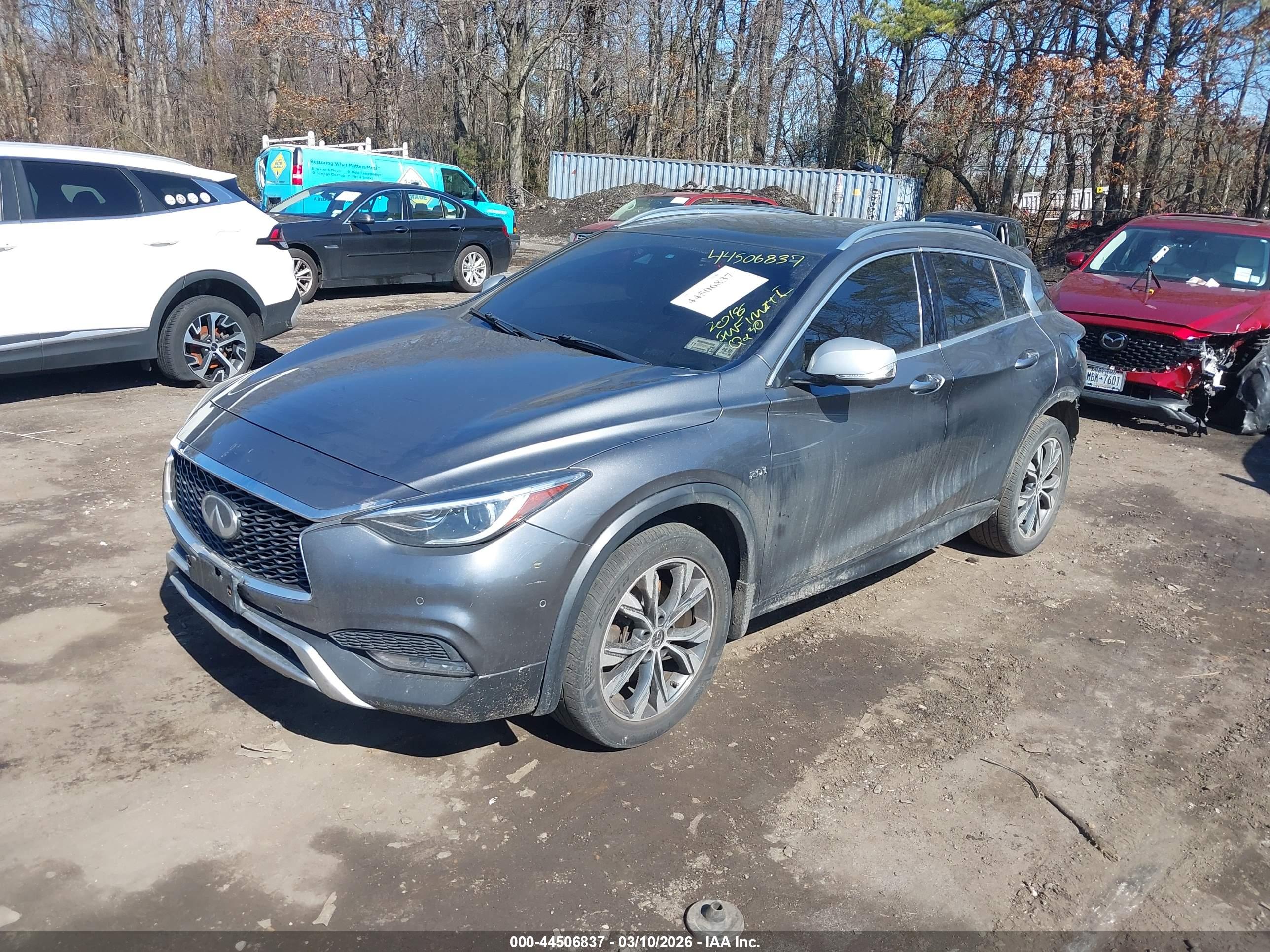 INFINITI QX30 image 2