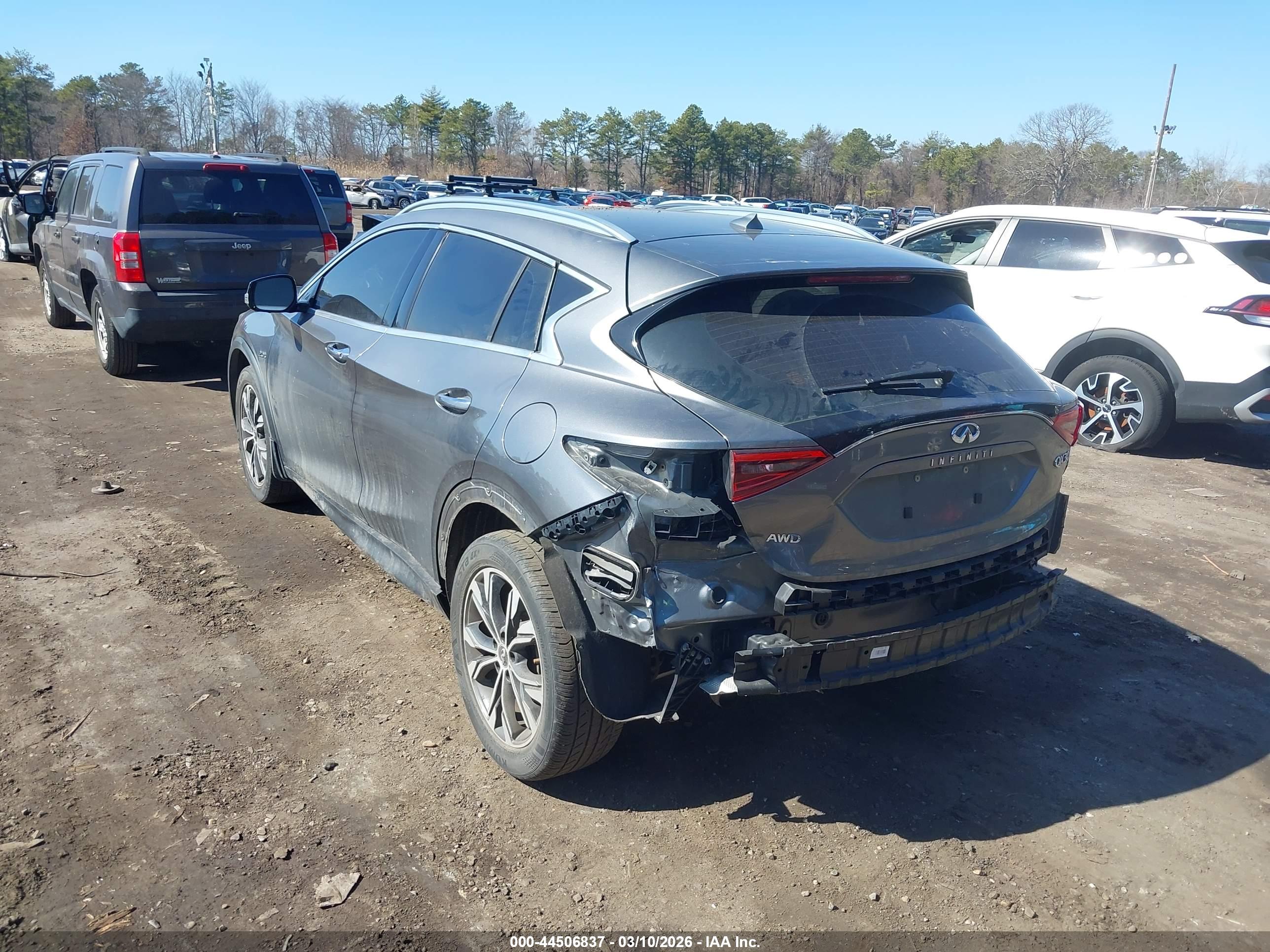 INFINITI QX30 image 3