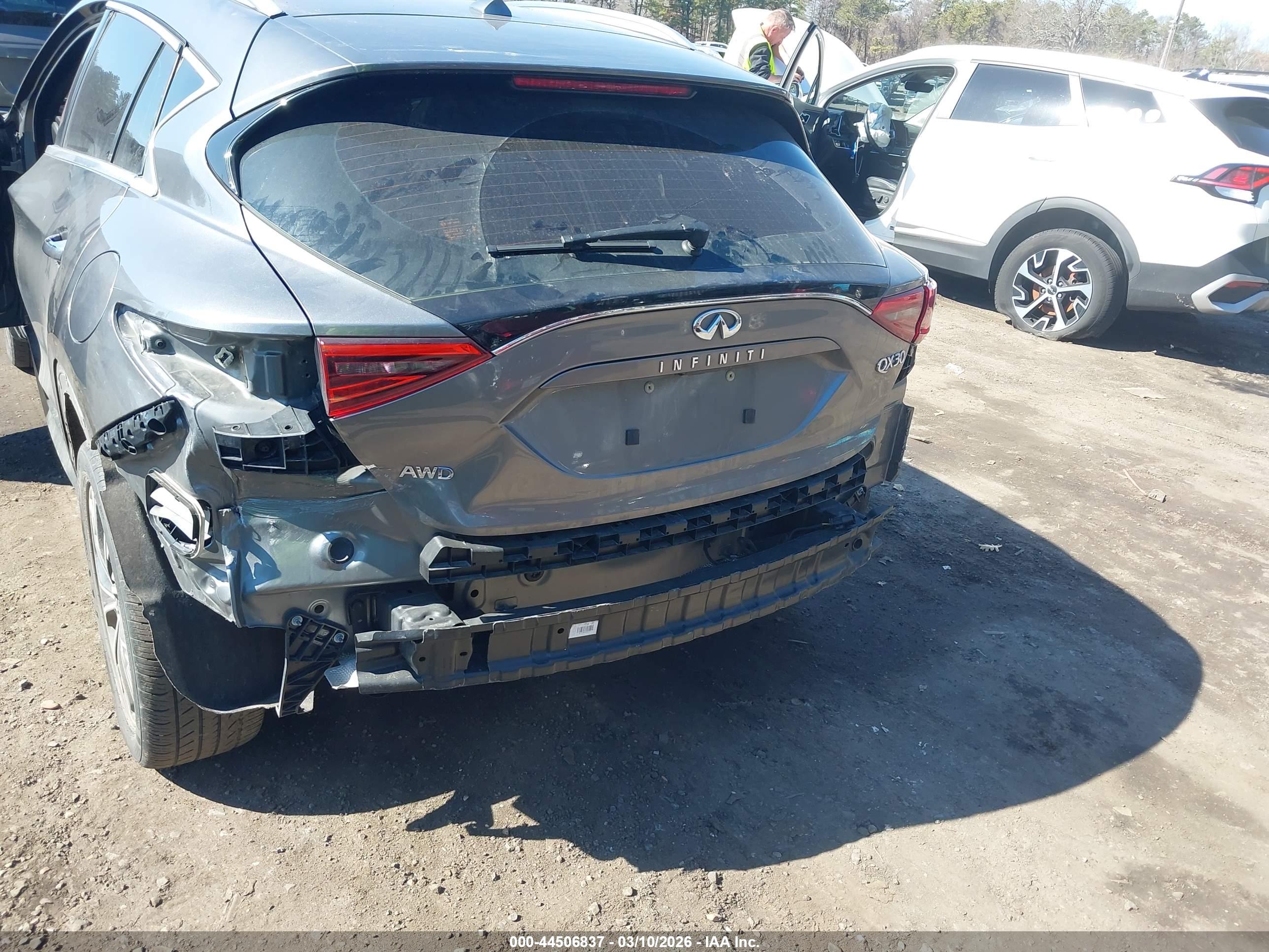 INFINITI QX30 image 6