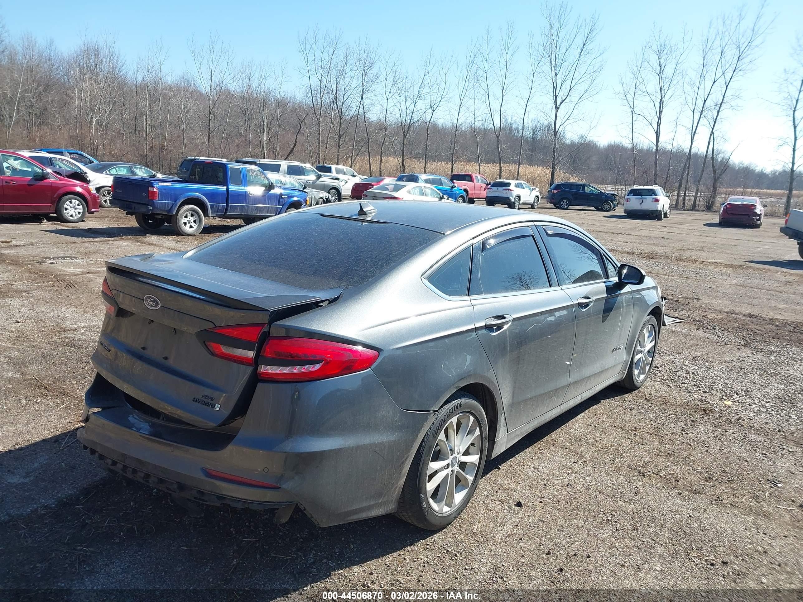 FORD FUSION image 4
