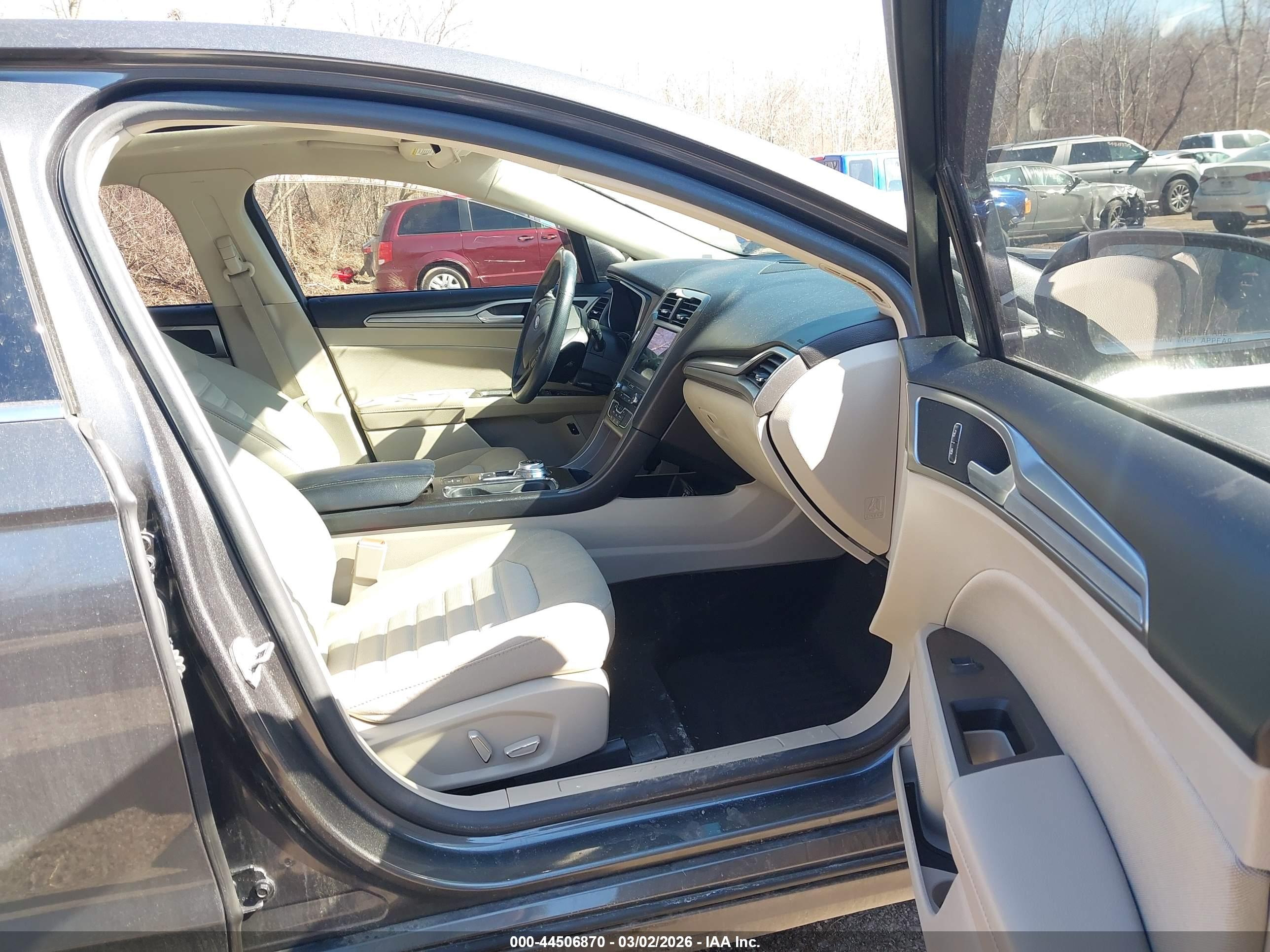 FORD FUSION image 5