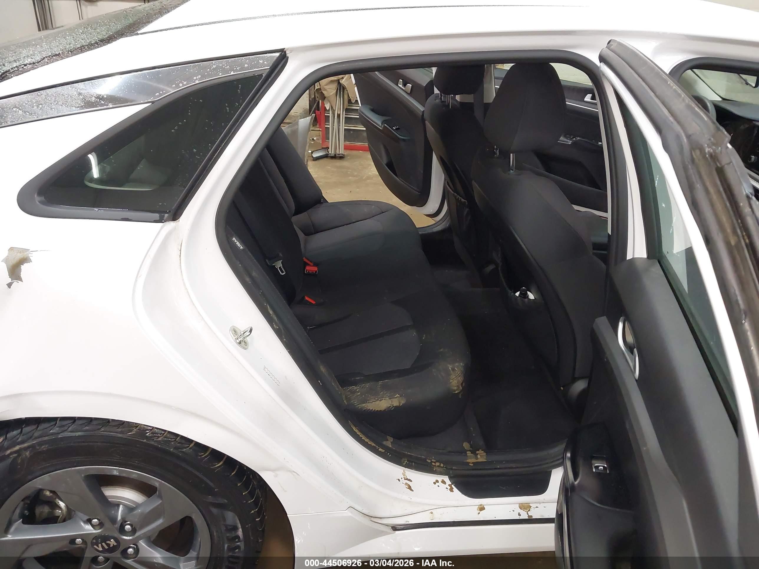 KIA K5 image 8
