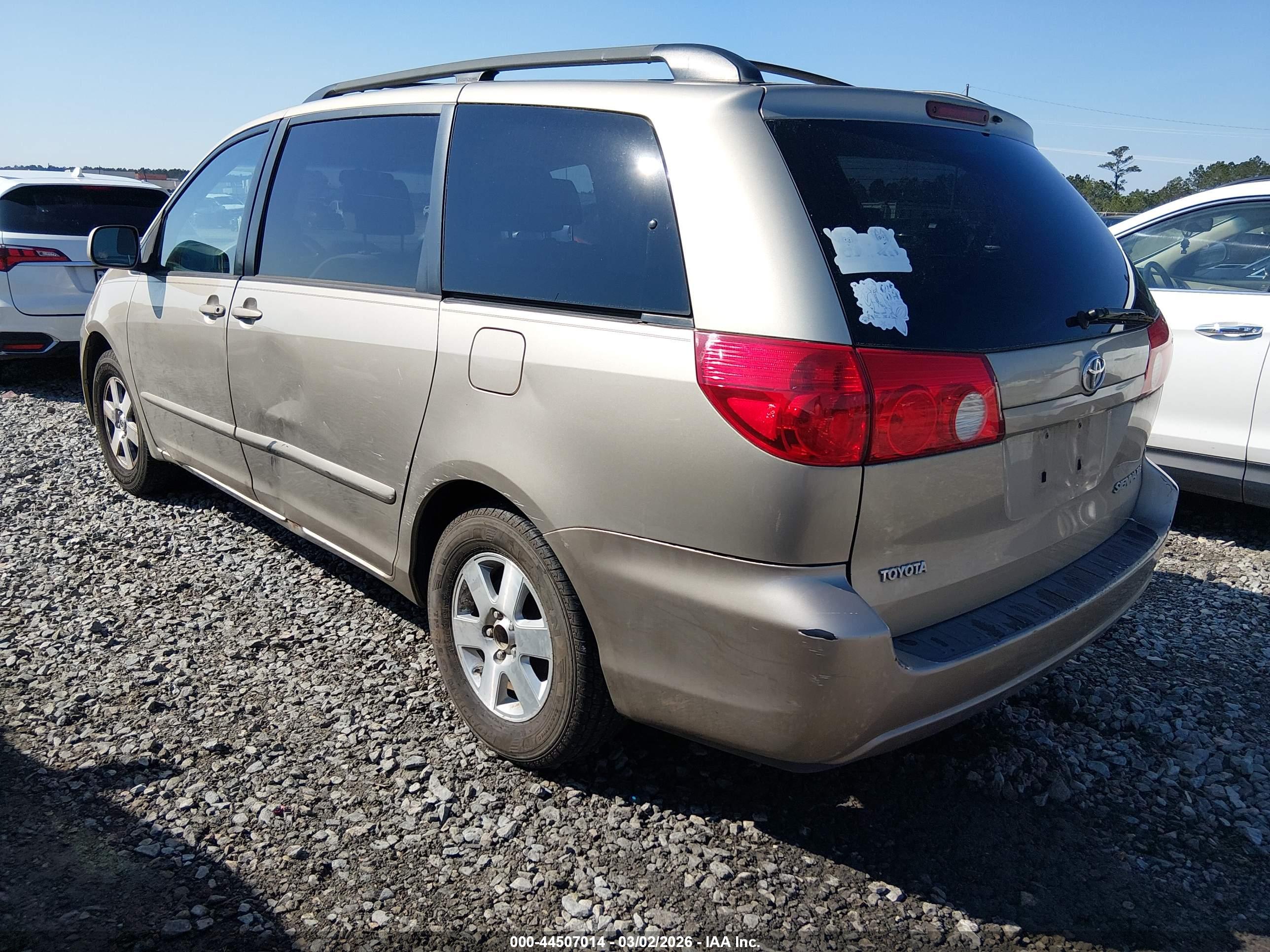 TOYOTA SIENNA image 3