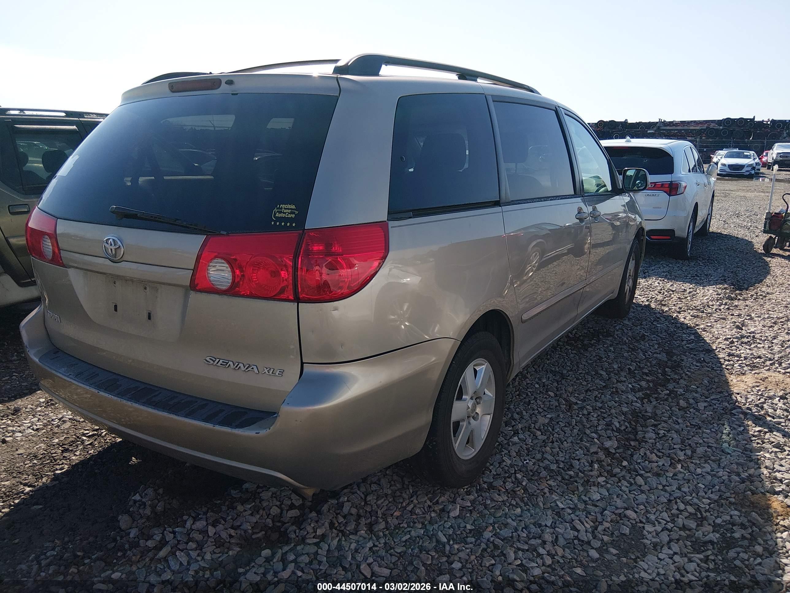 TOYOTA SIENNA image 4