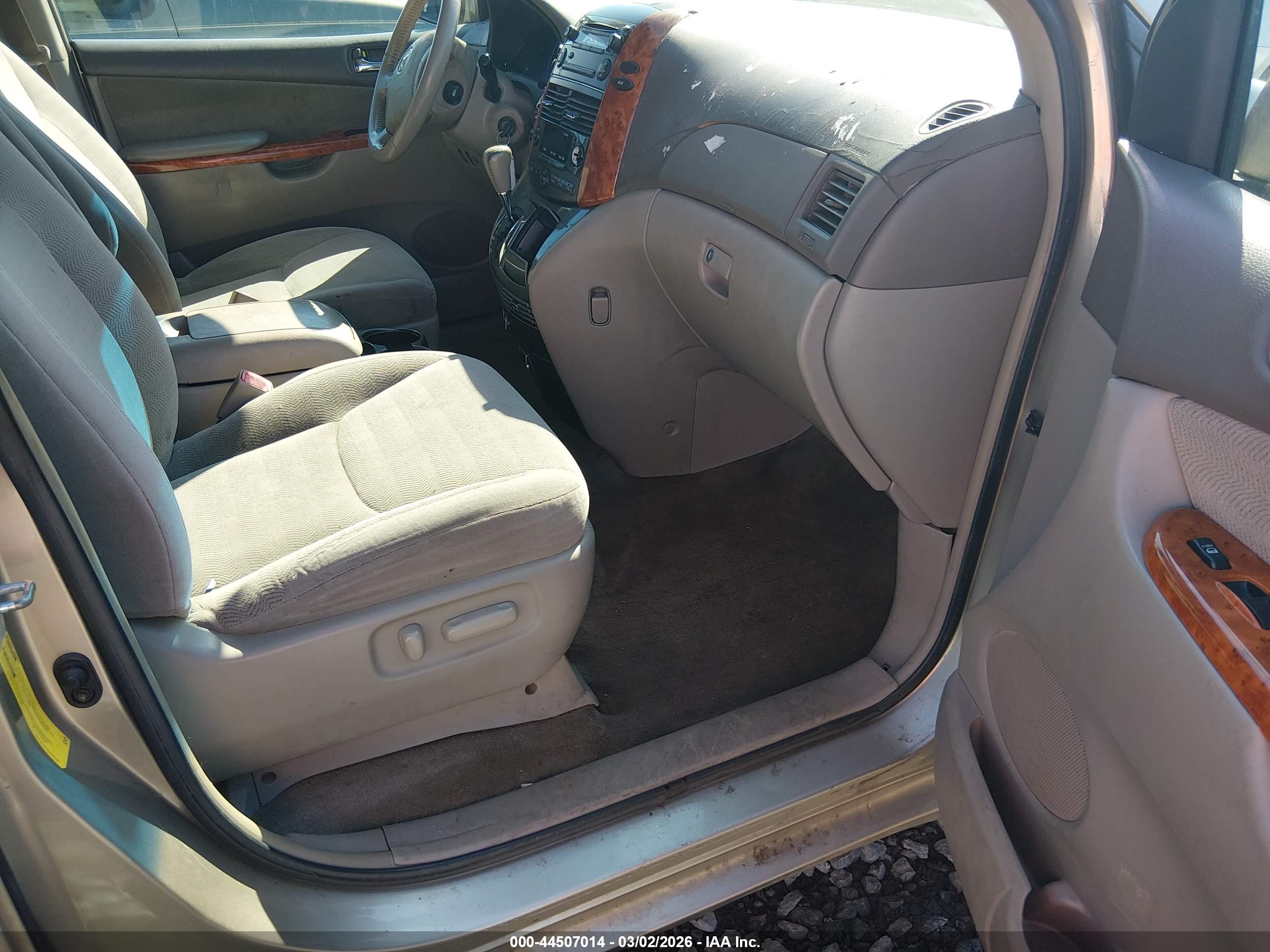TOYOTA SIENNA image 5