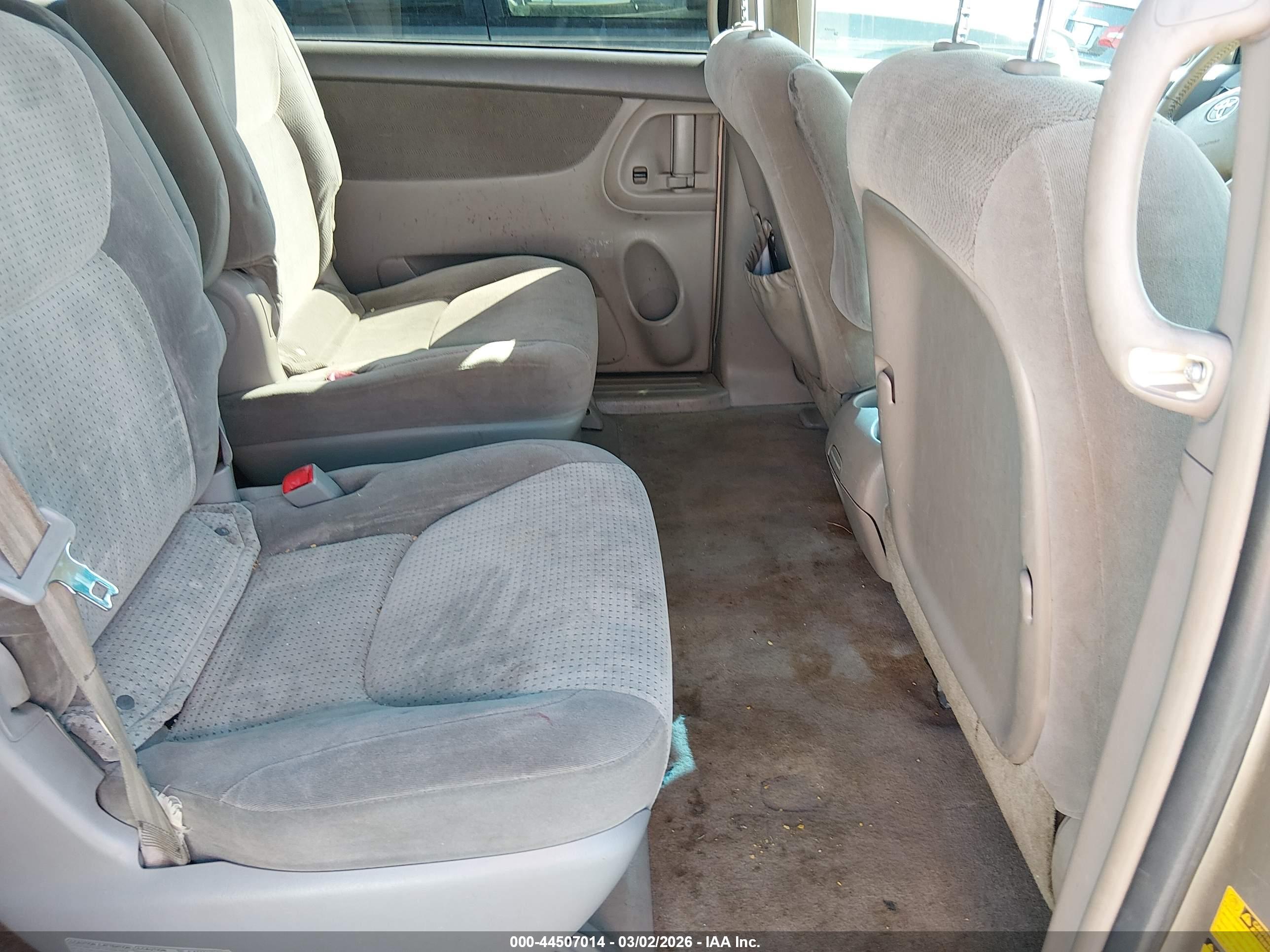 TOYOTA SIENNA image 8
