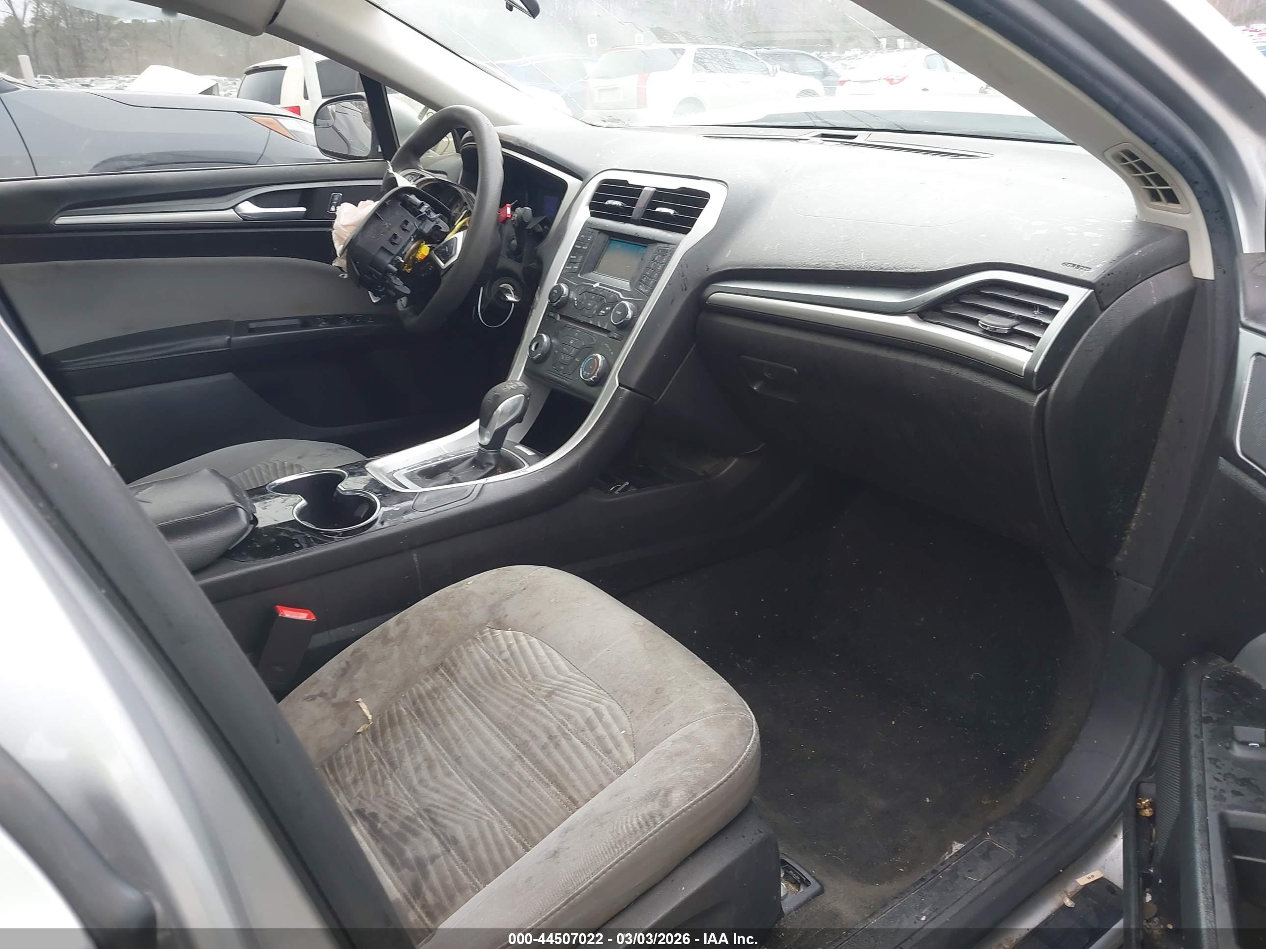 FORD FUSION image 5