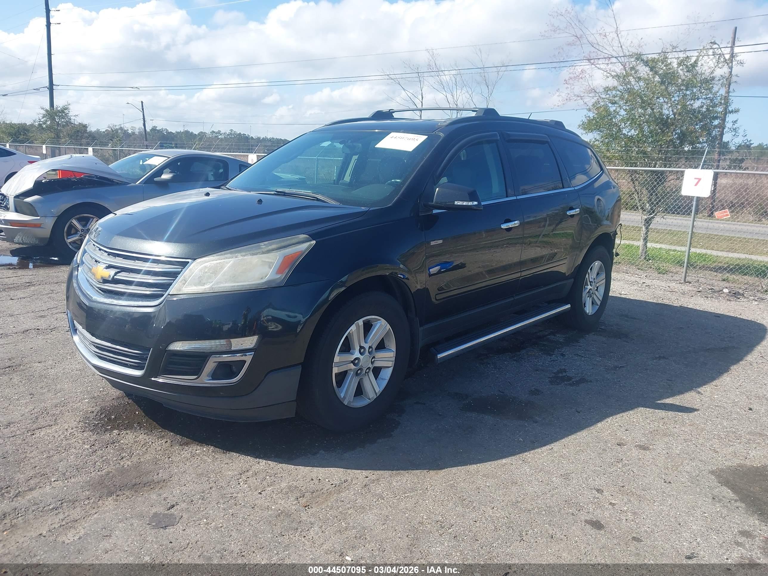 CHEVROLET TRAVERSE image 2