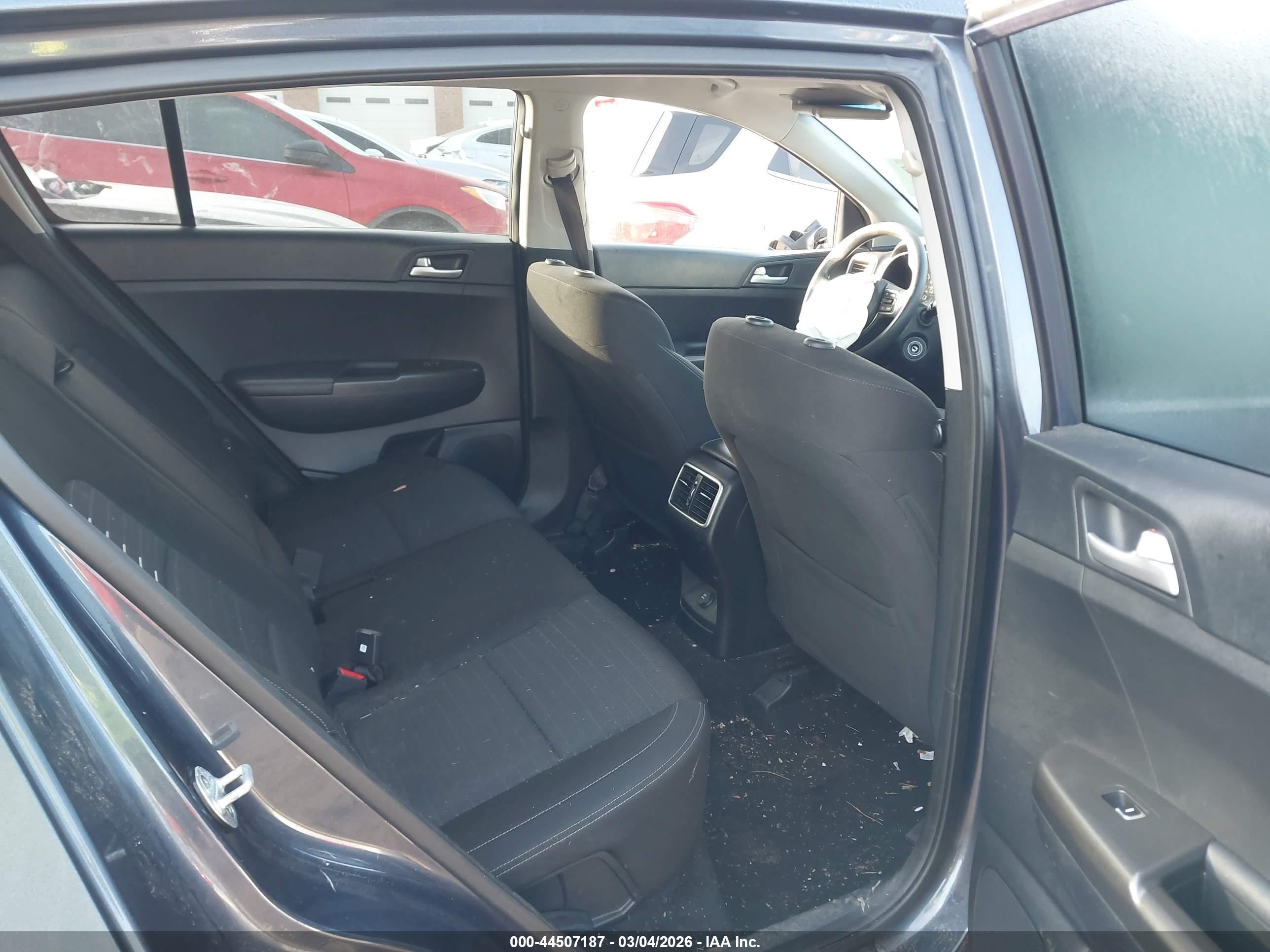 KIA SPORTAGE image 8
