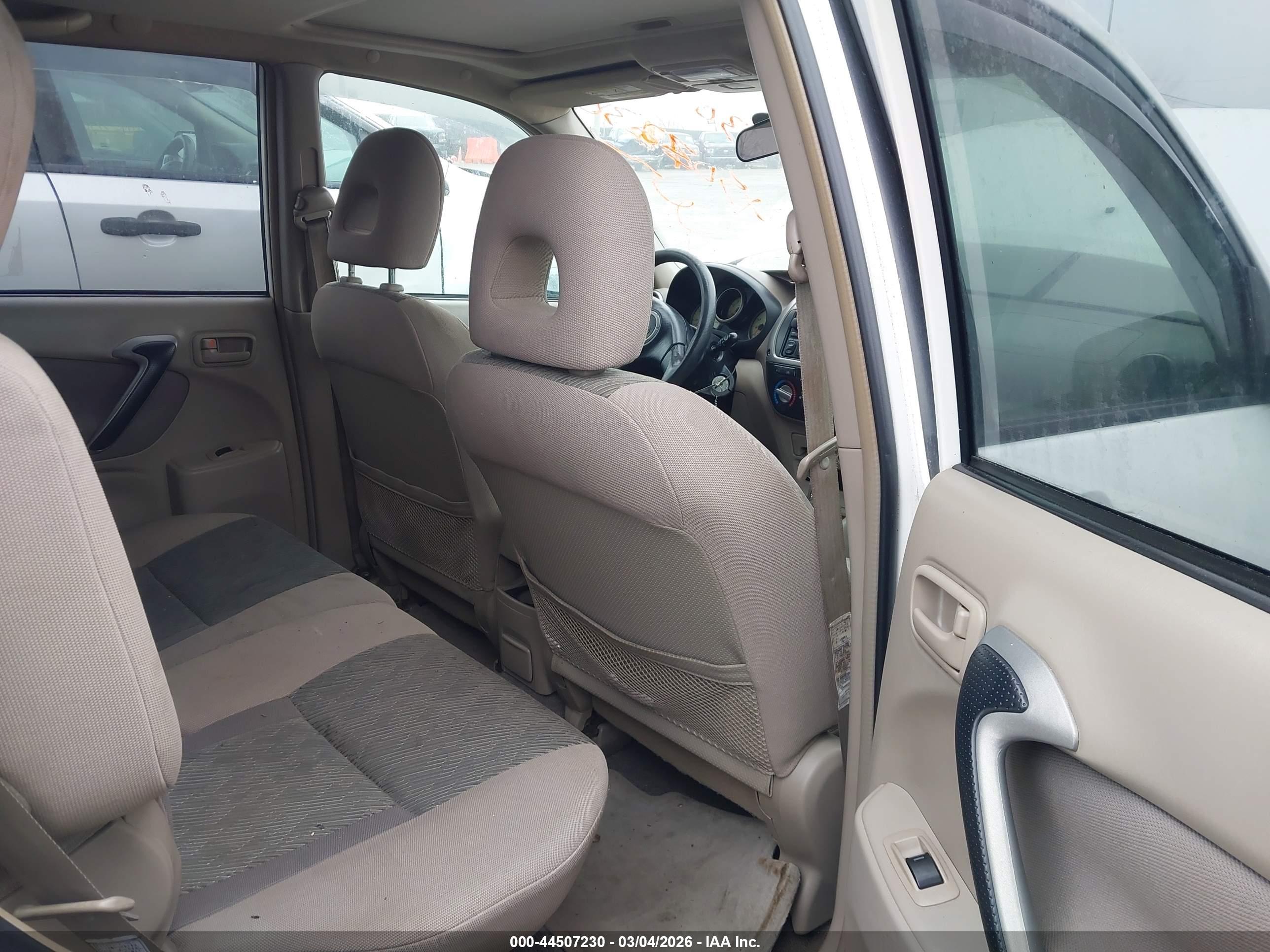 TOYOTA RAV4 image 8